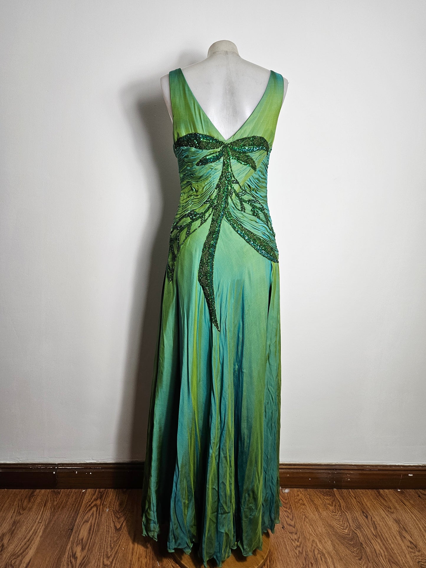 Maxi green dress embroidered with pearls