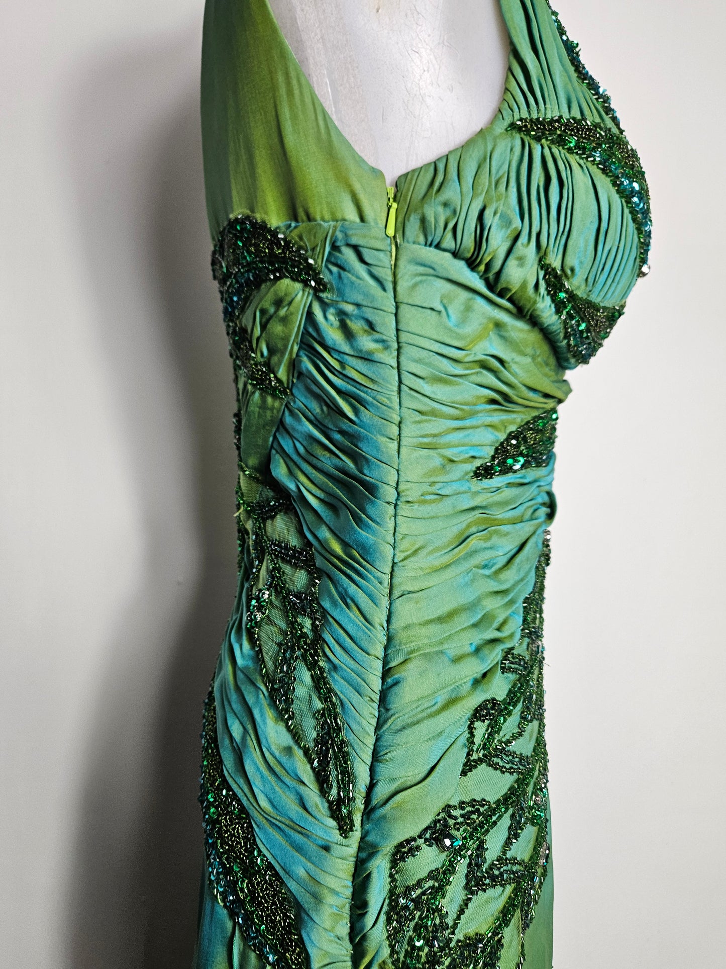 Maxi green dress embroidered with pearls