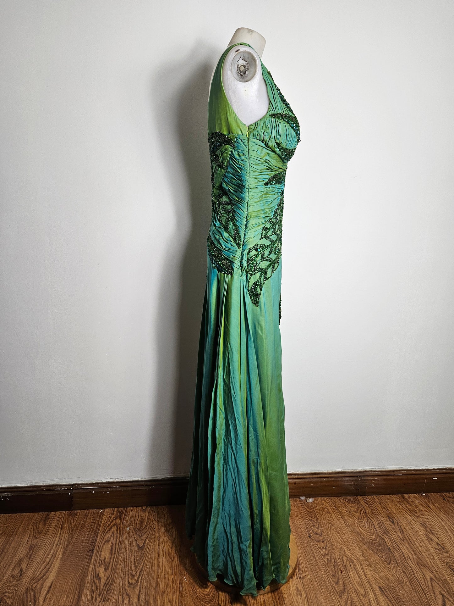 Maxi green dress embroidered with pearls