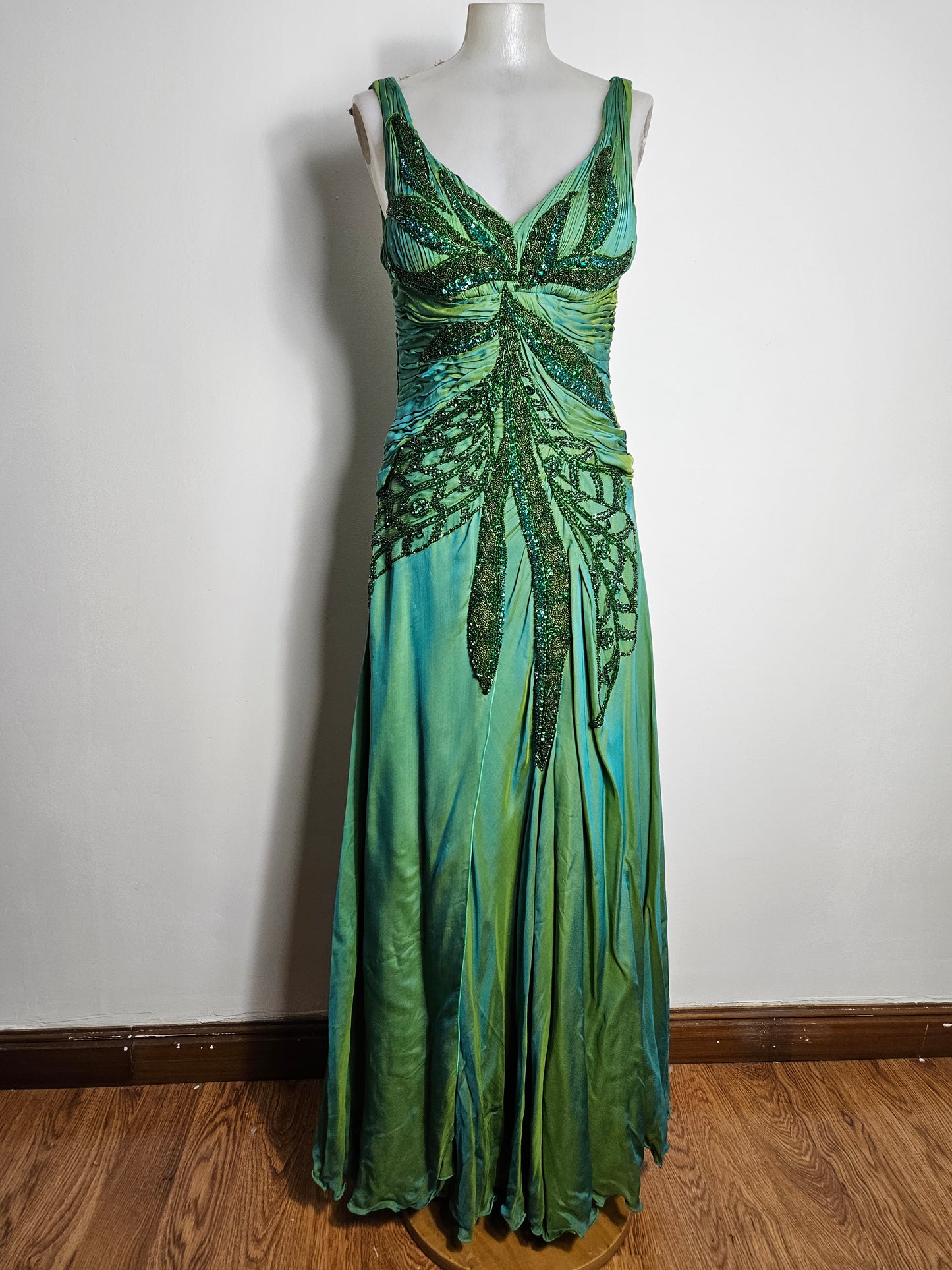 Maxi green dress embroidered with pearls