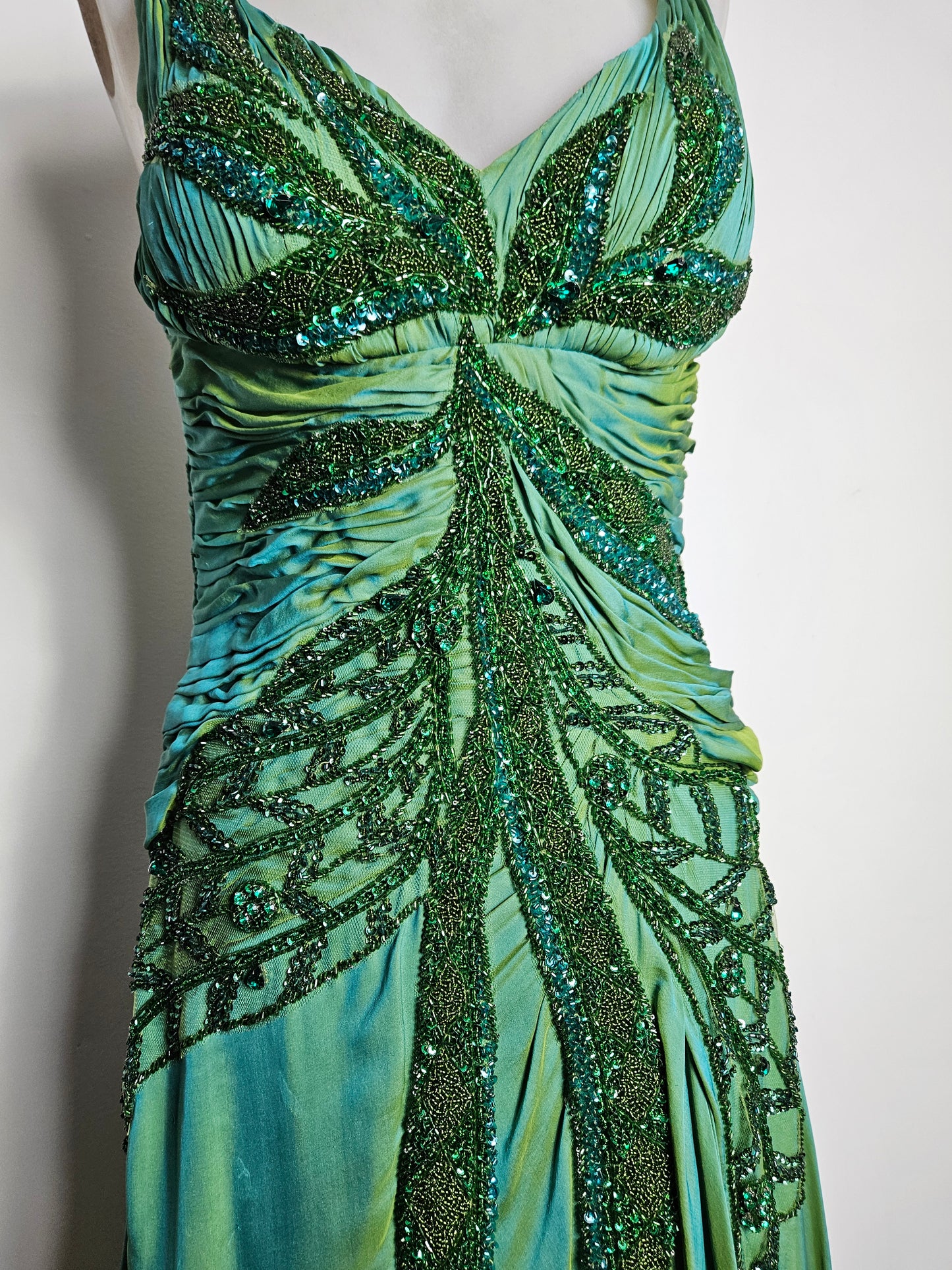 Maxi green dress embroidered with pearls
