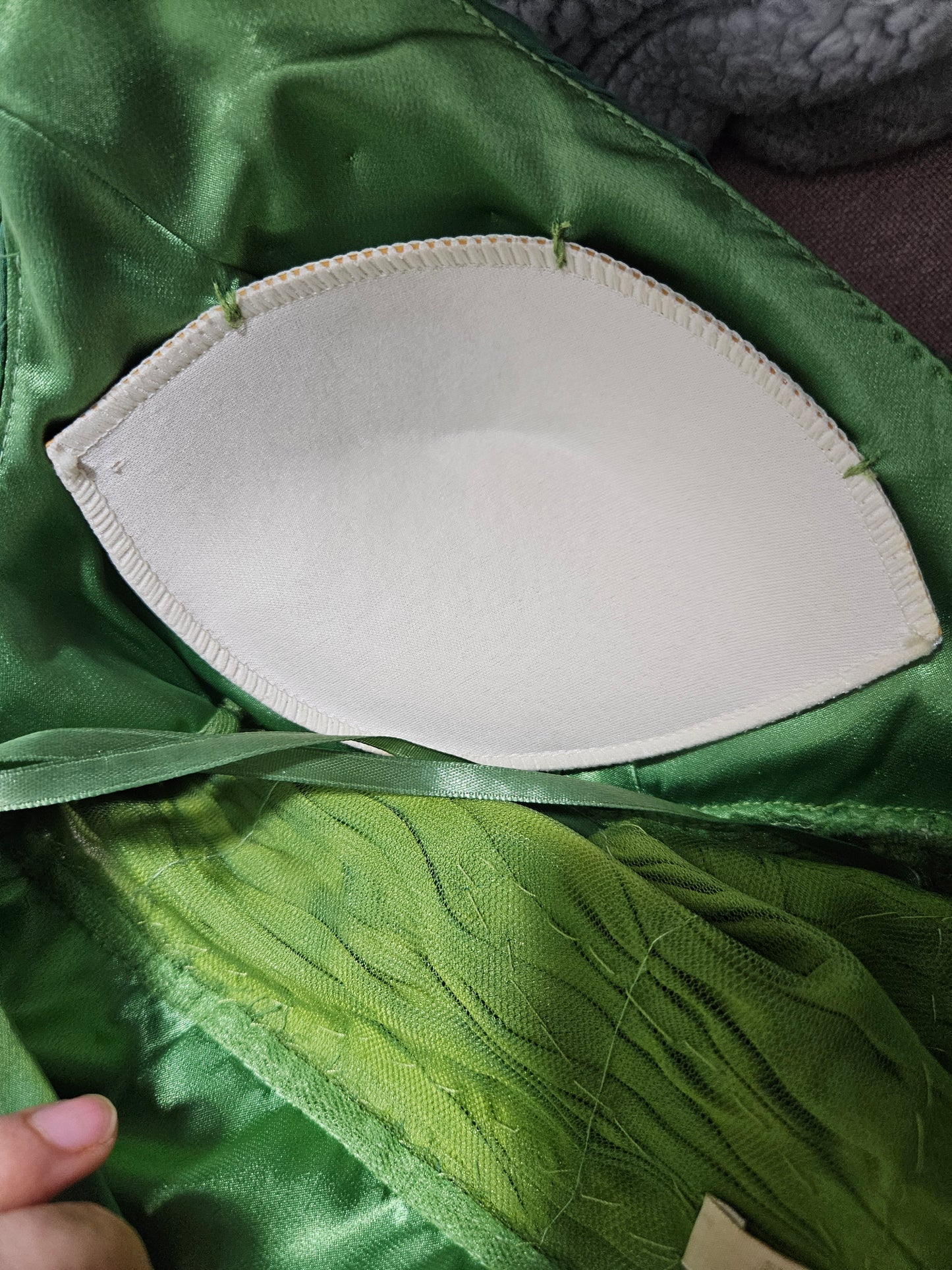 Maxi green dress embroidered with pearls