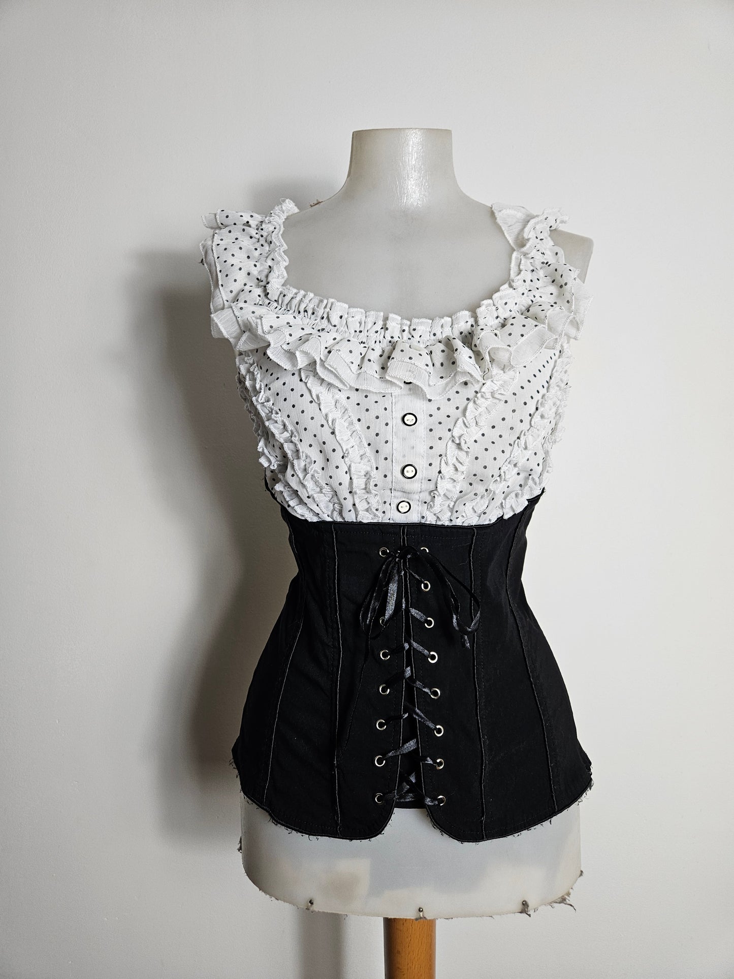 Top blanco y negro con cordones