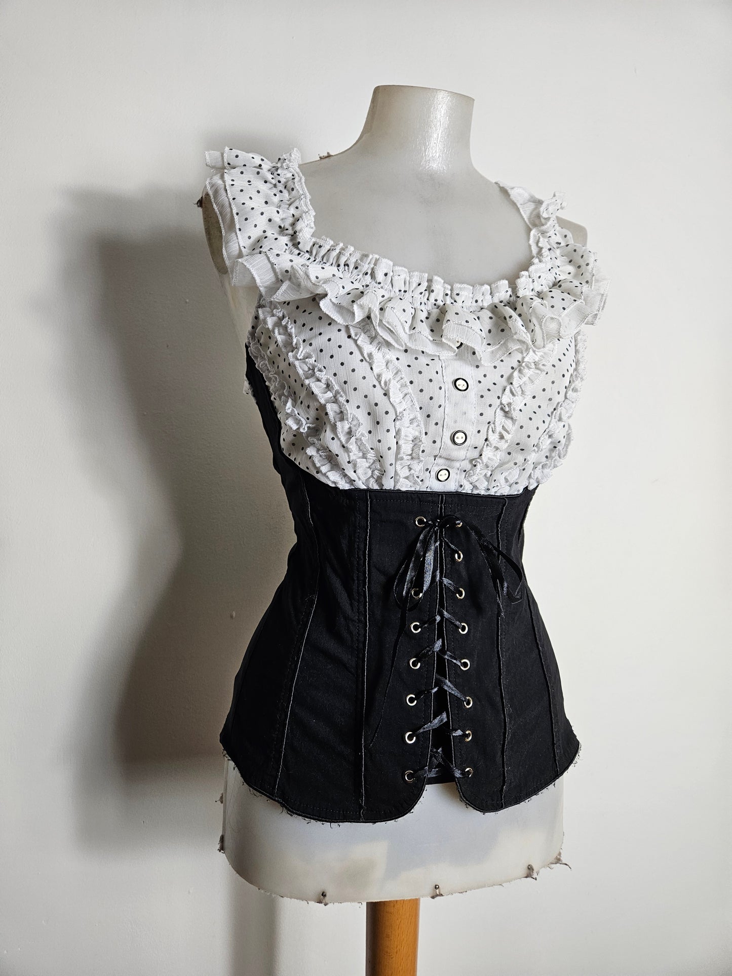 Top blanco y negro con cordones