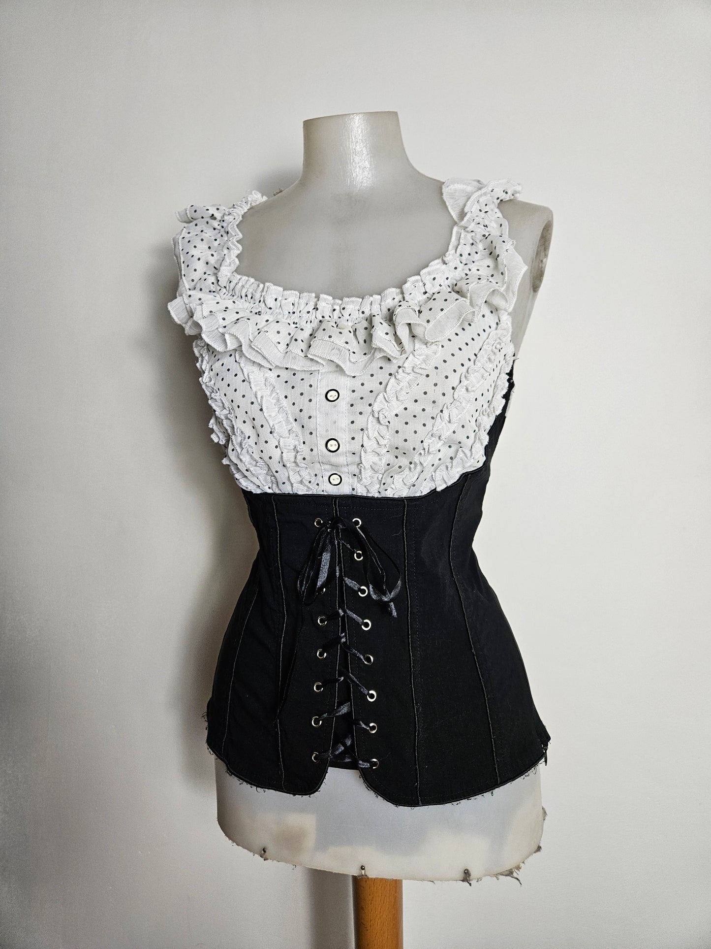 Top blanco y negro con cordones