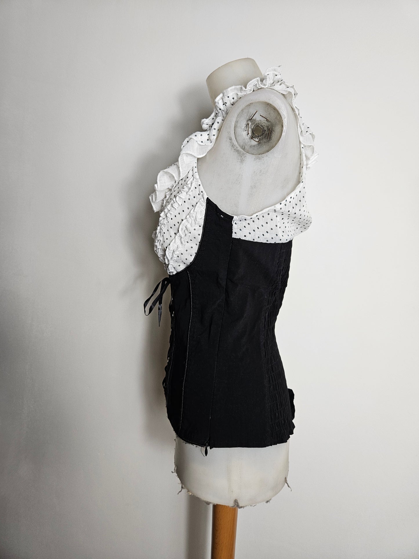 Top blanco y negro con cordones