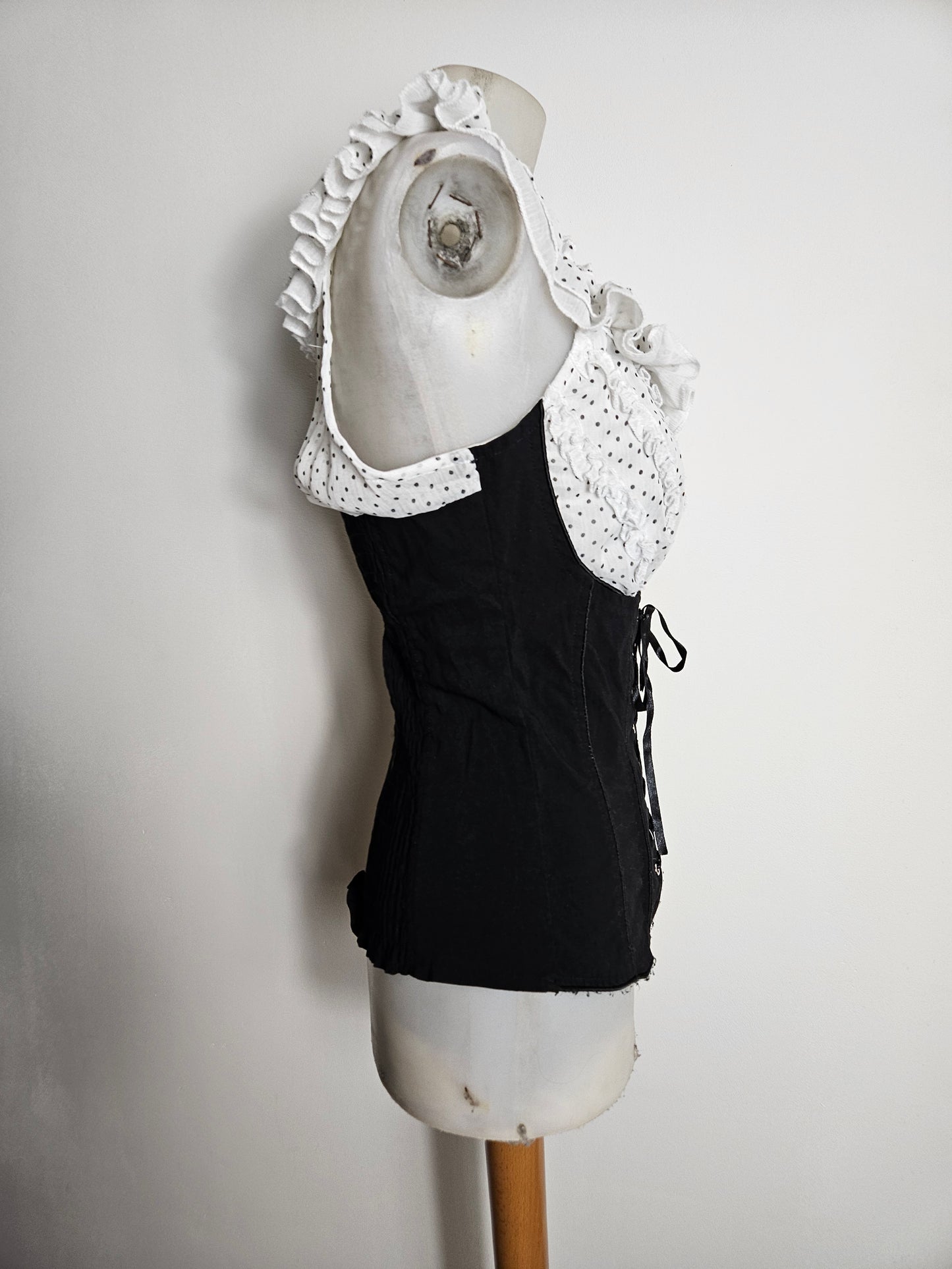 Top blanco y negro con cordones