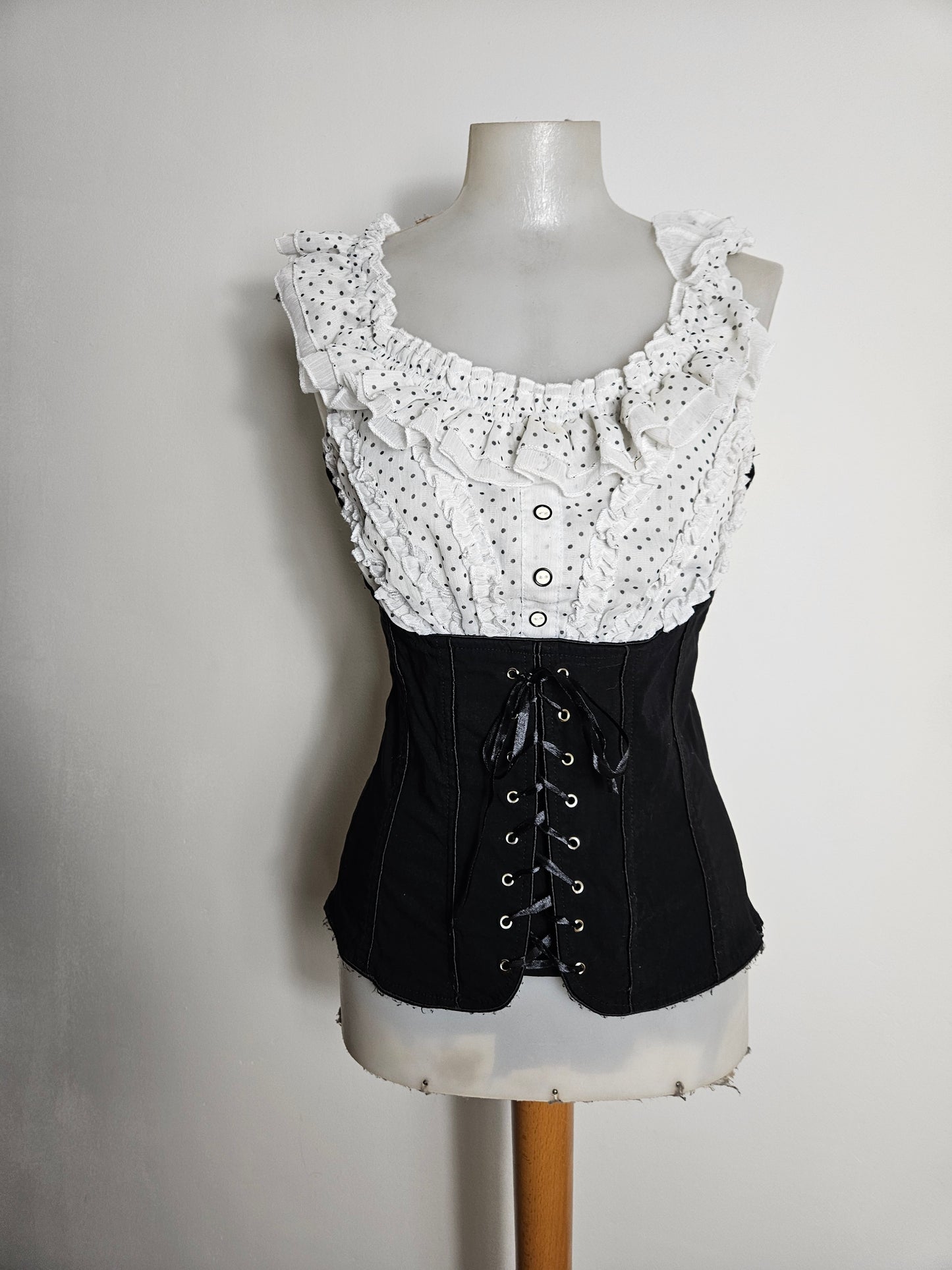 Top blanco y negro con cordones