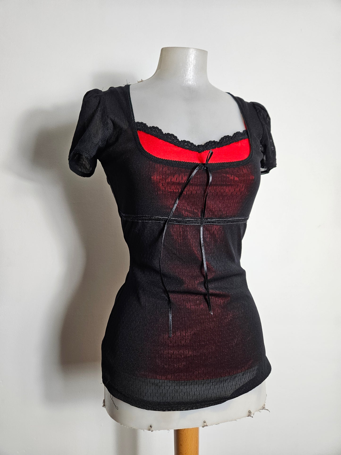 Haut en voile noir et rouge Queen of Darkness