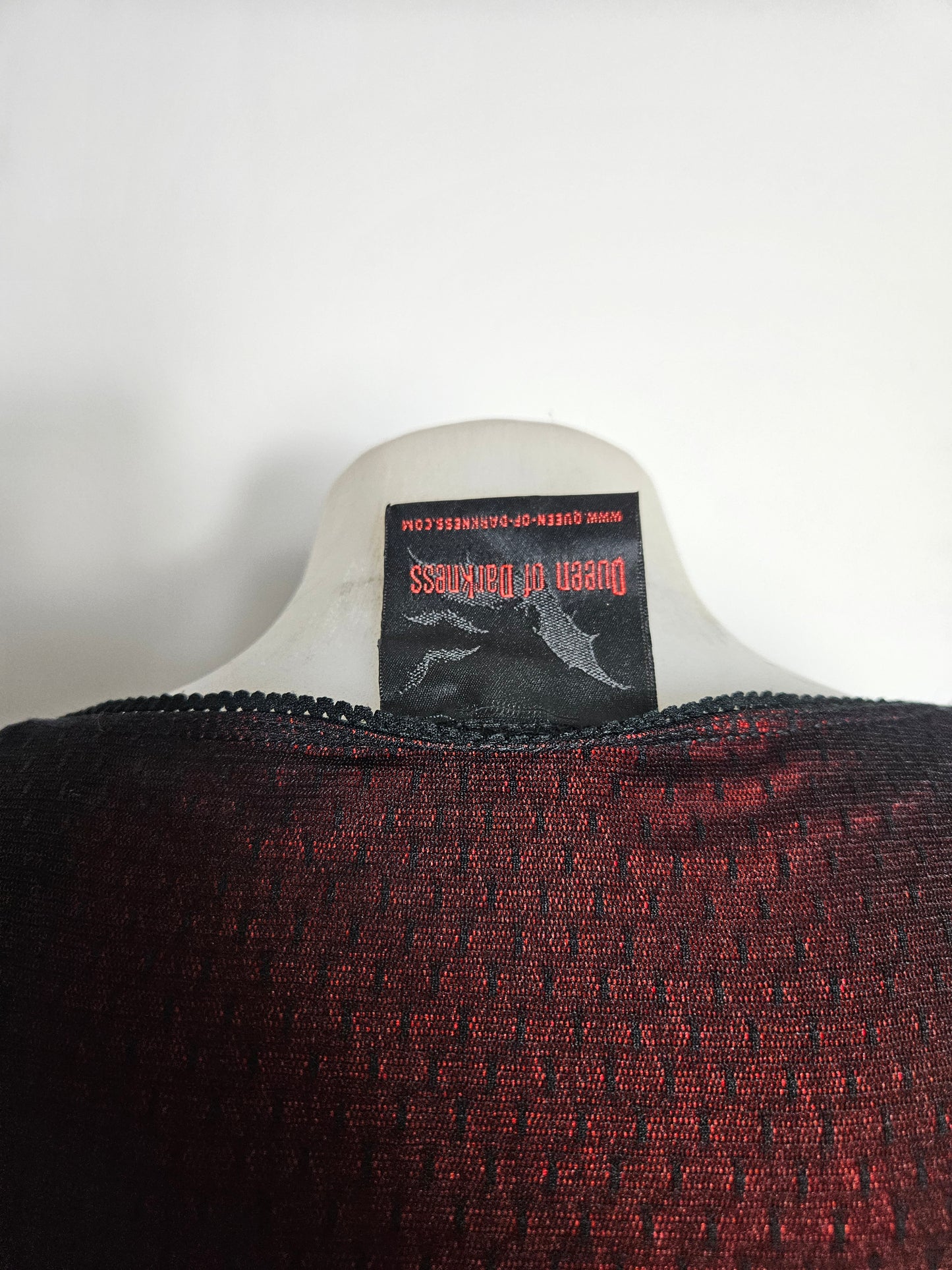 Haut en voile noir et rouge Queen of Darkness