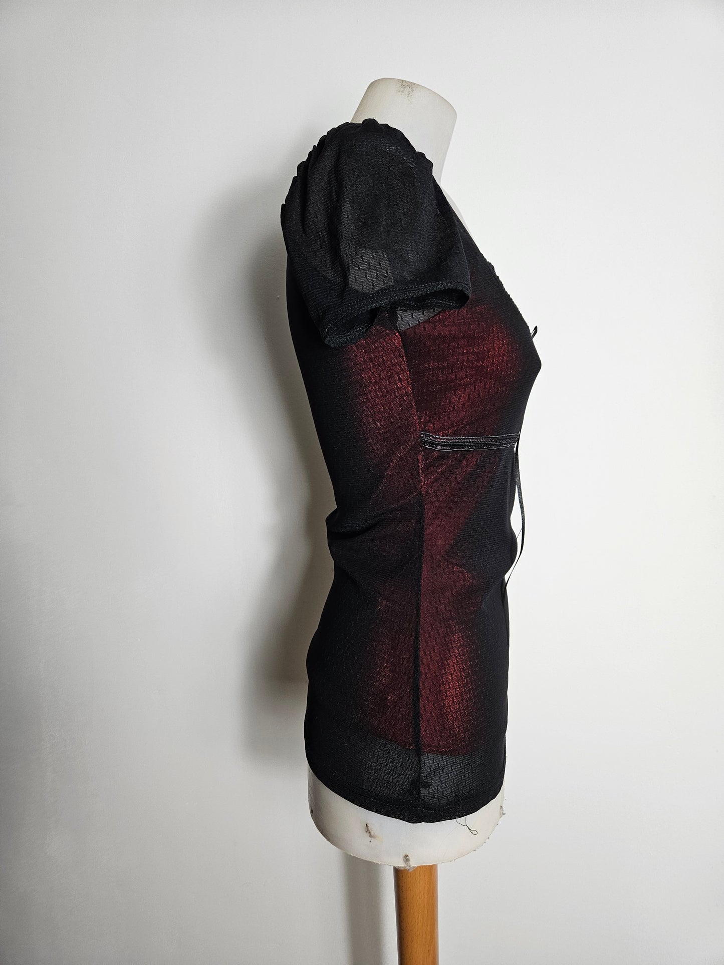 Haut en voile noir et rouge Queen of Darkness