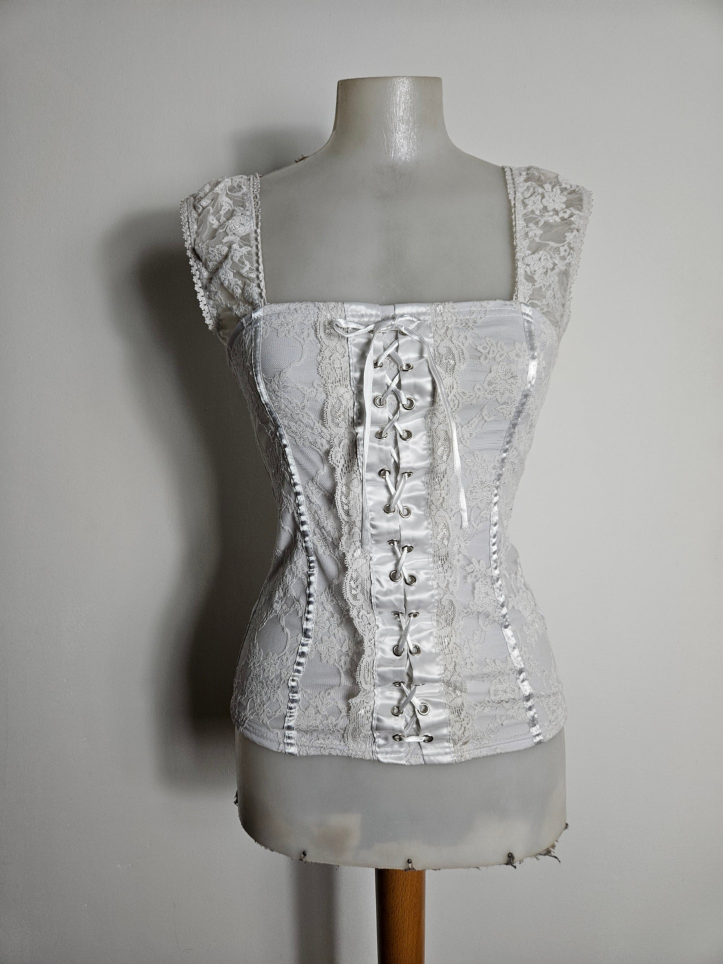 Haut blanc à laçage et dentelle