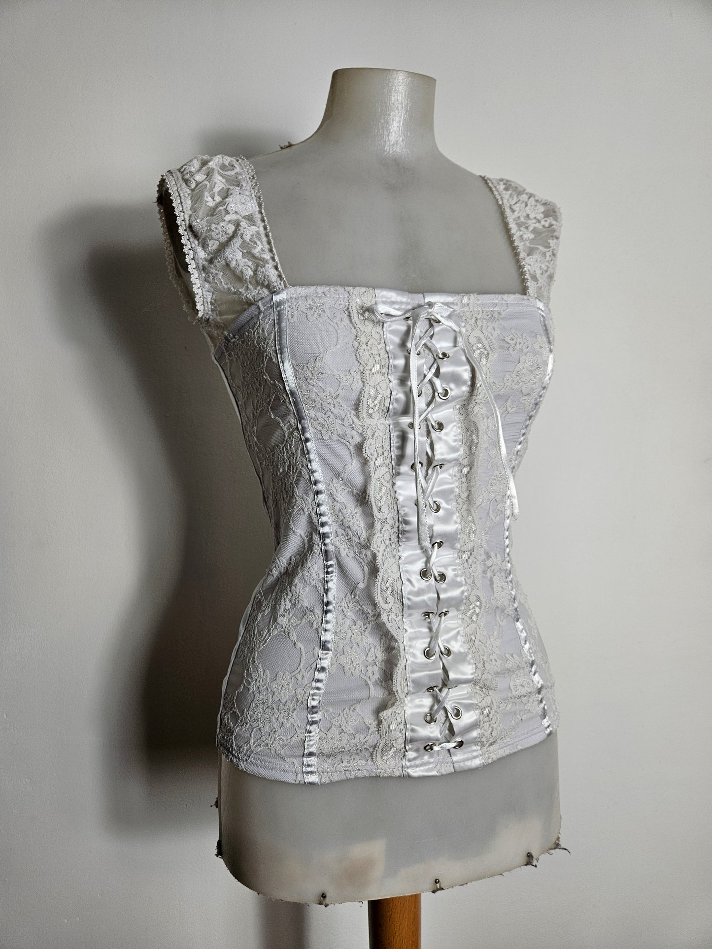 Haut blanc à laçage et dentelle