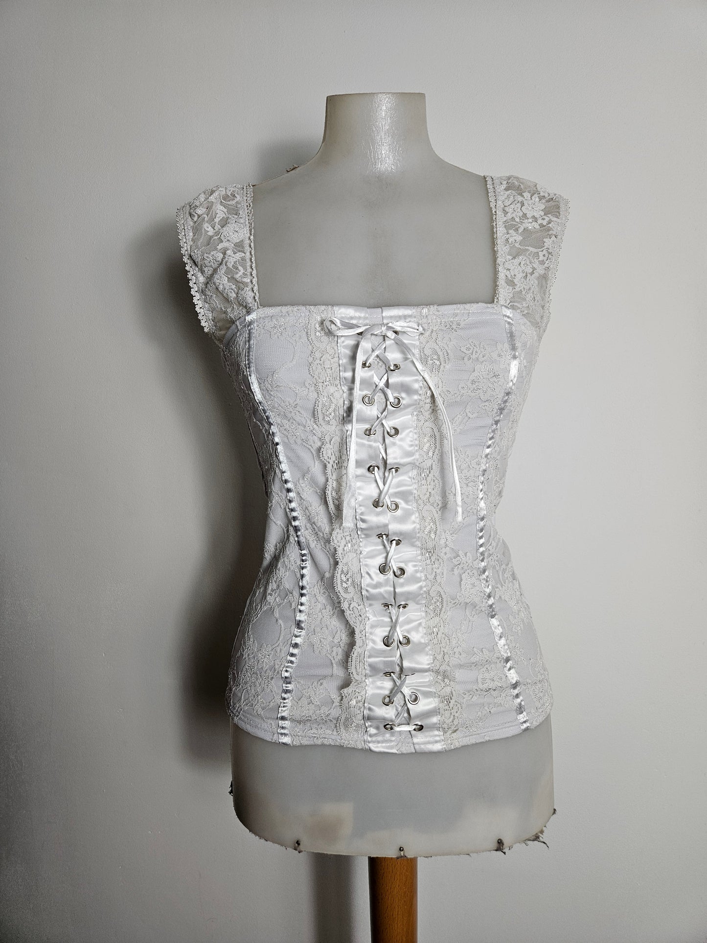 Haut blanc à laçage et dentelle