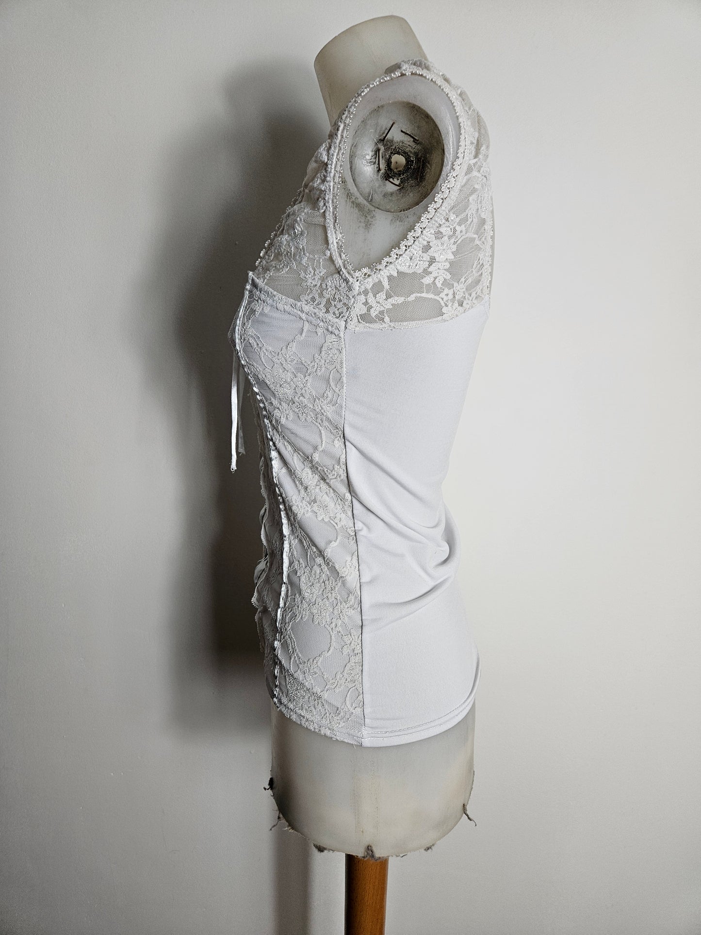 Haut blanc à laçage et dentelle