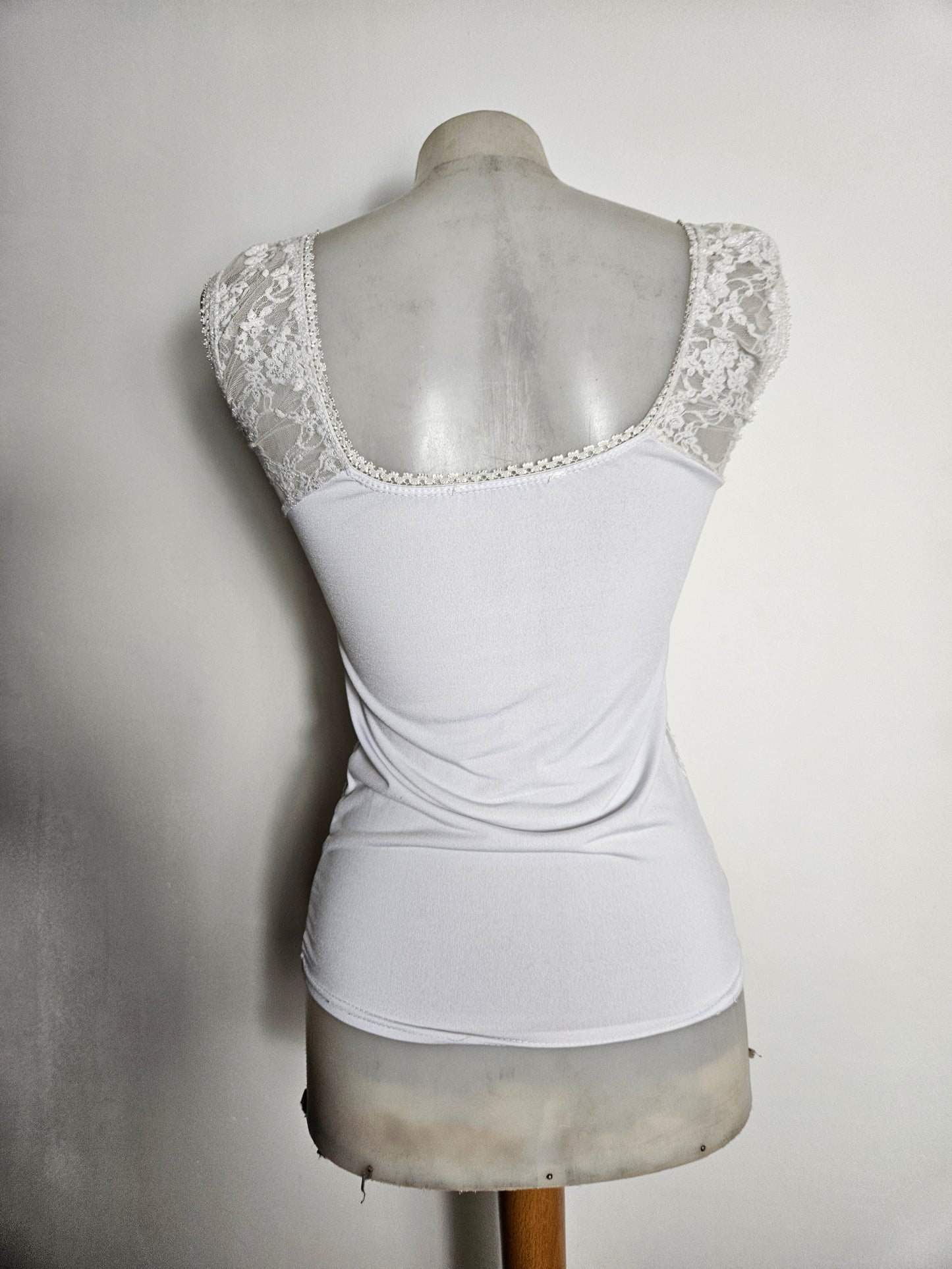 Haut blanc à laçage et dentelle