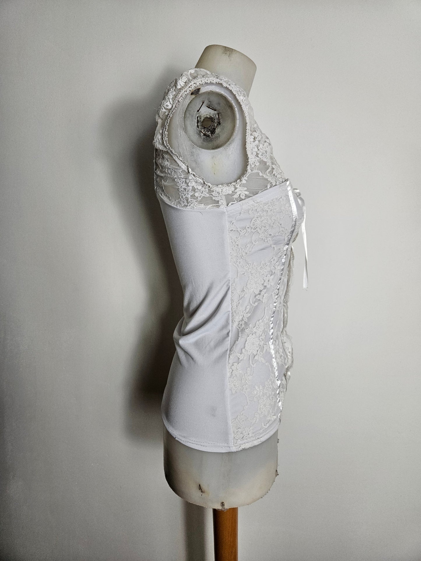 Haut blanc à laçage et dentelle