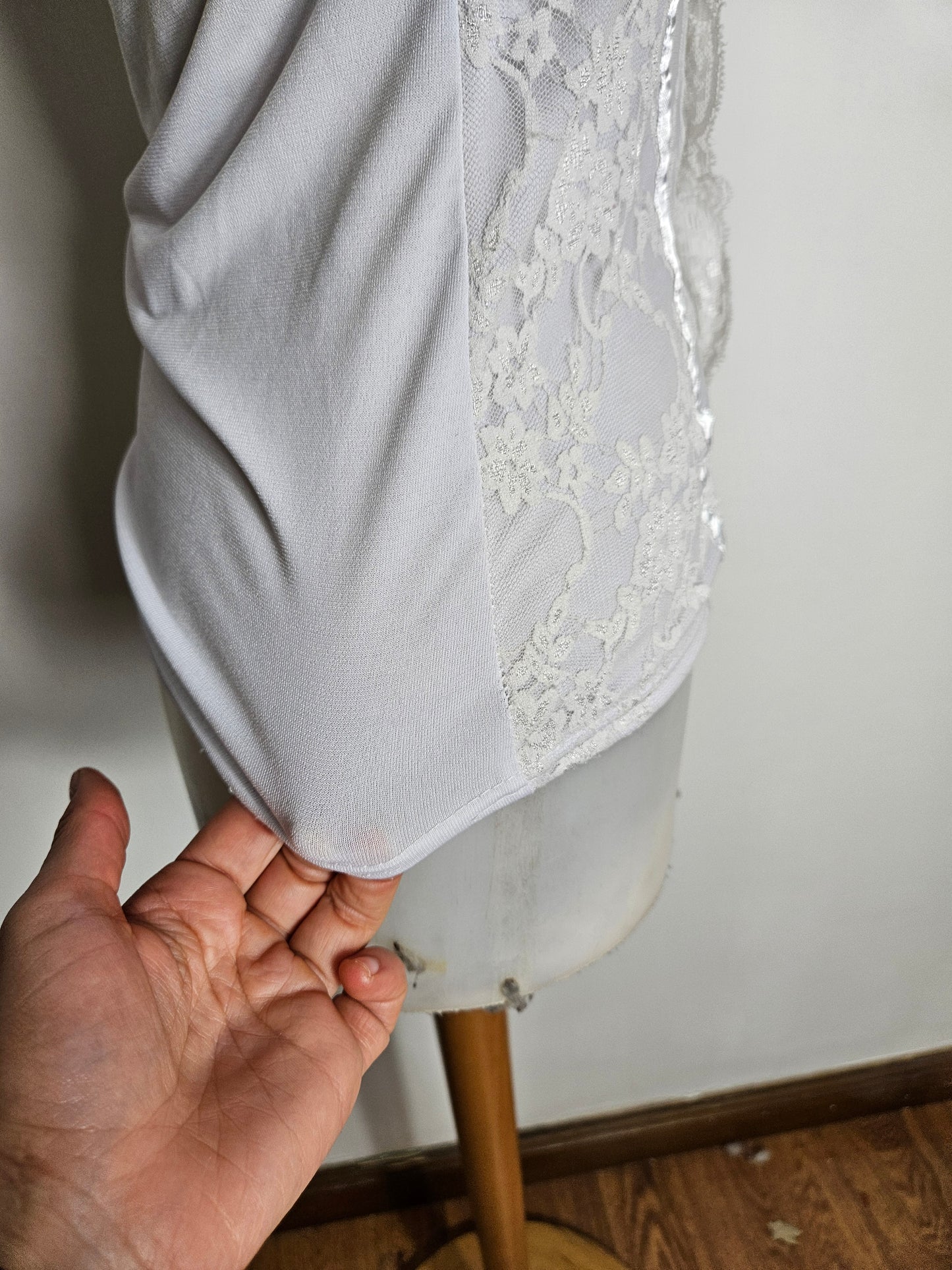 Haut blanc à laçage et dentelle