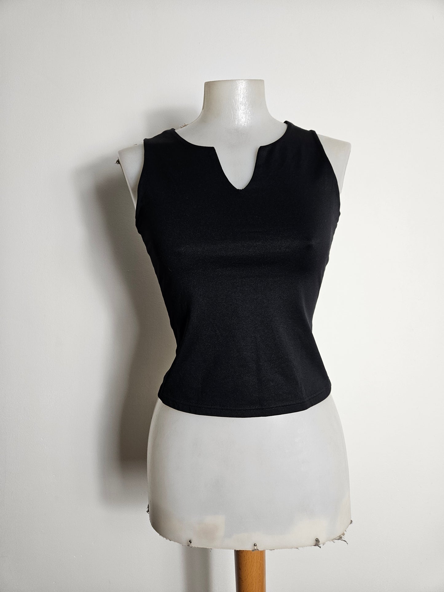 Haut noir léger col V