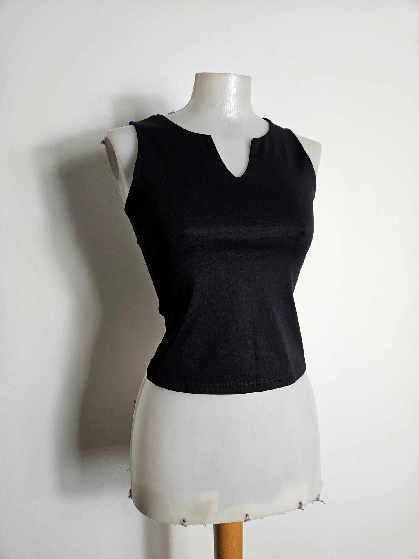 Haut noir léger col V