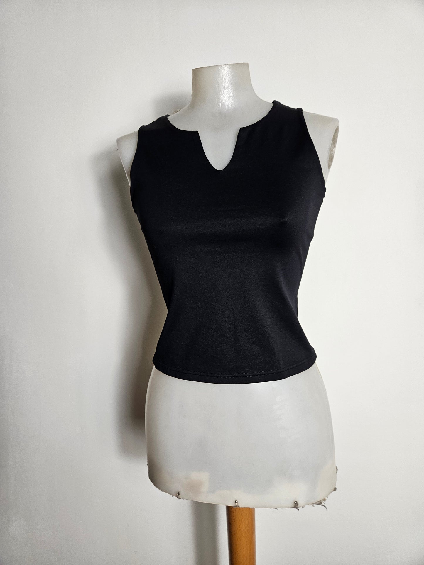 Haut noir léger col V