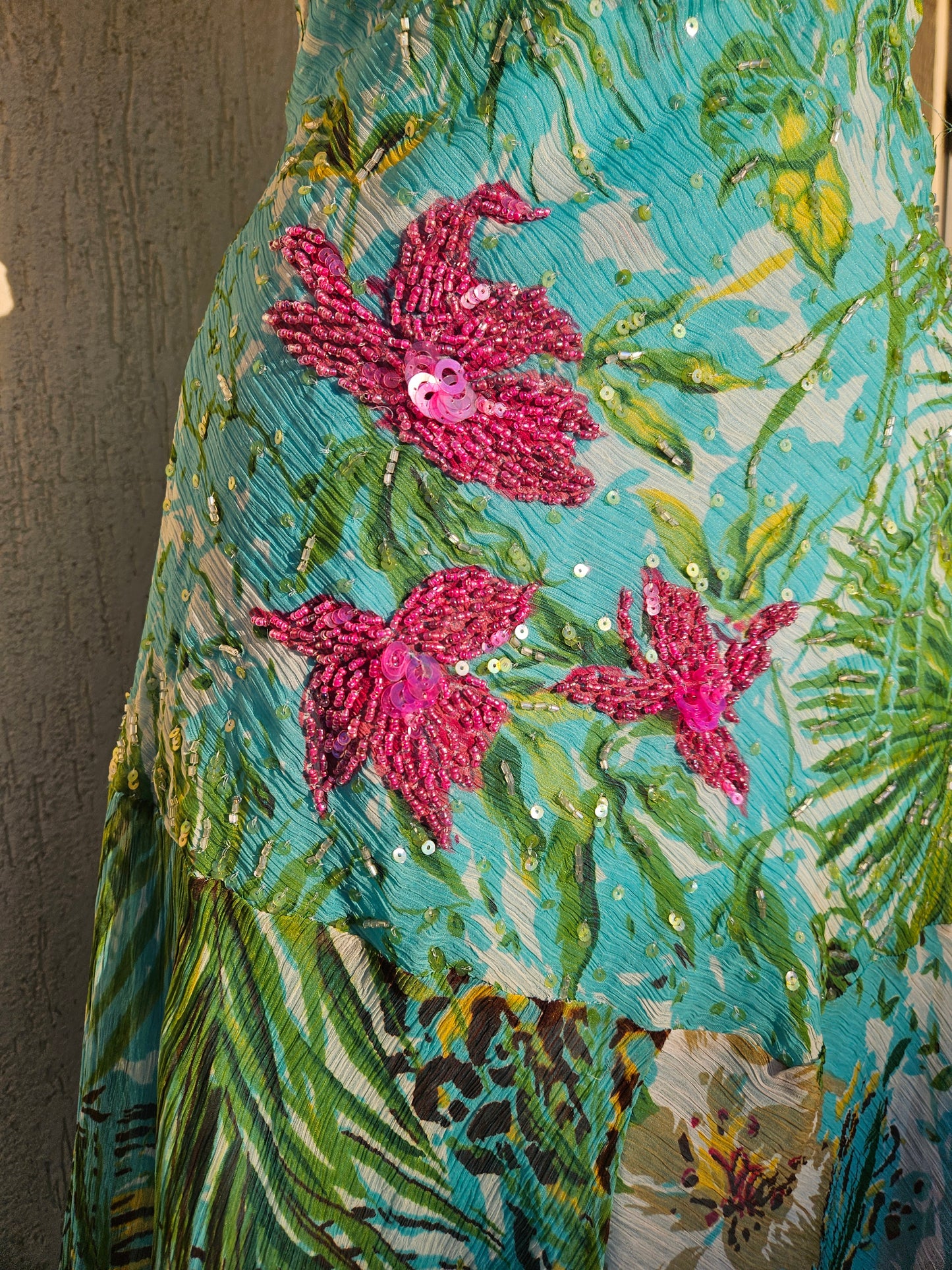 Robe florale brodée tons bleus et verts