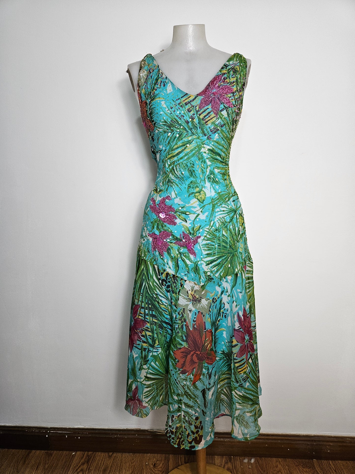 Robe florale brodée tons bleus et verts