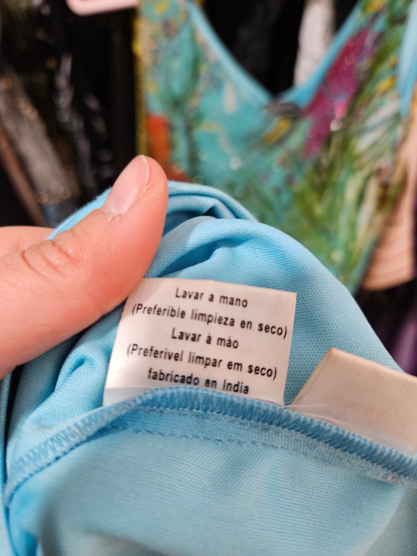 Robe florale brodée tons bleus et verts