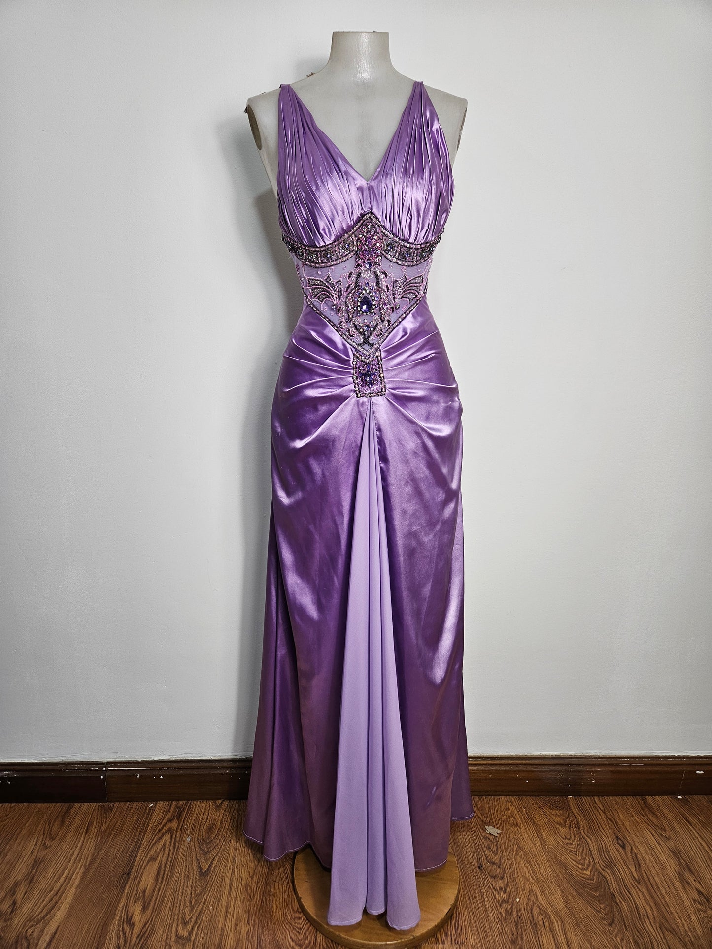 Robe satinée lila détails brodés