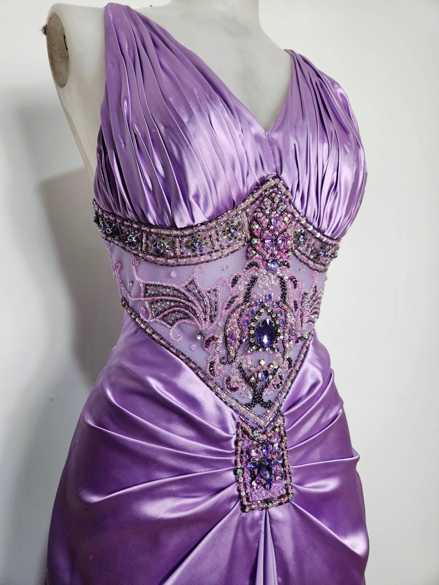 Robe satinée lila détails brodés