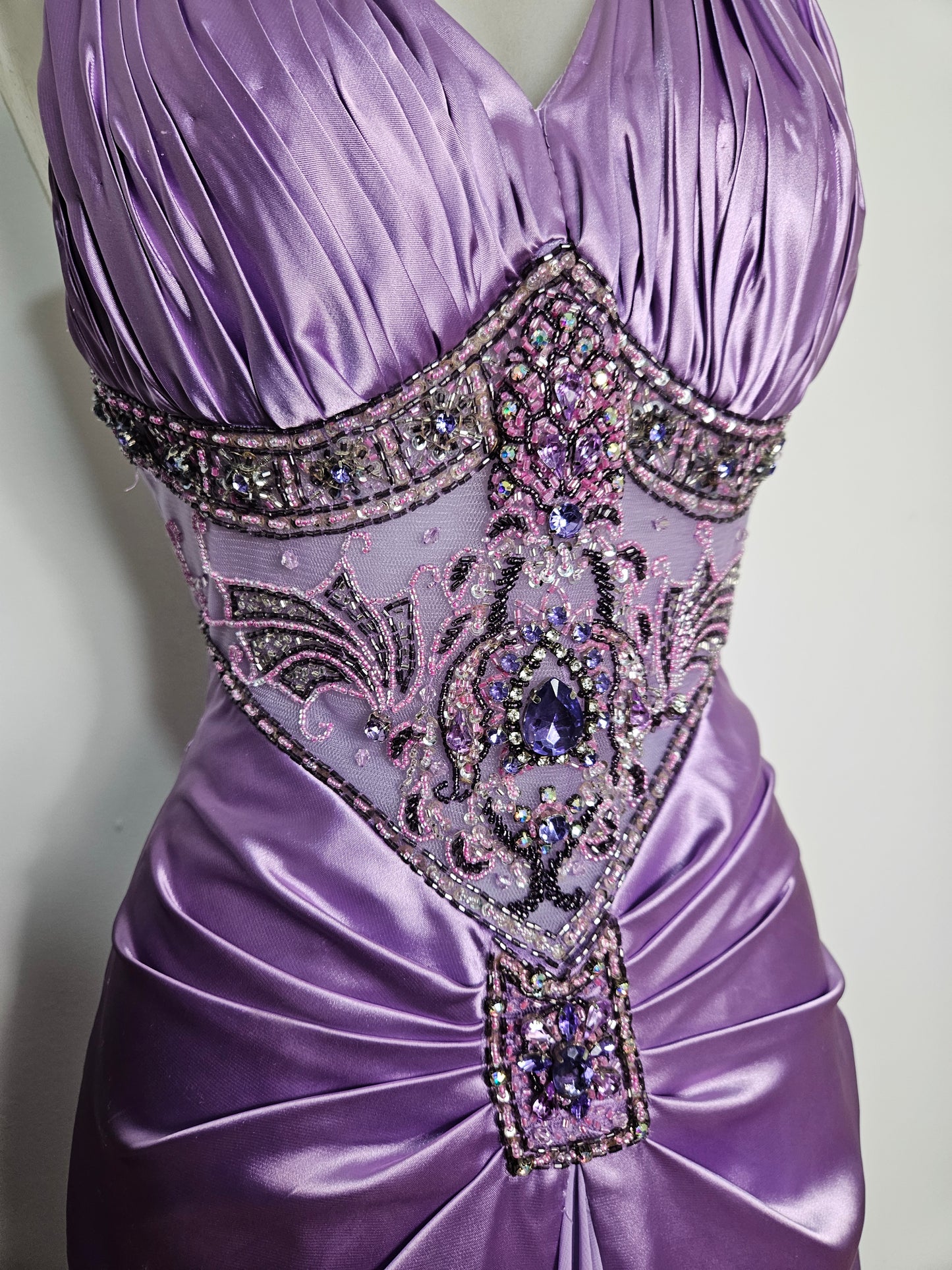 Robe satinée lila détails brodés