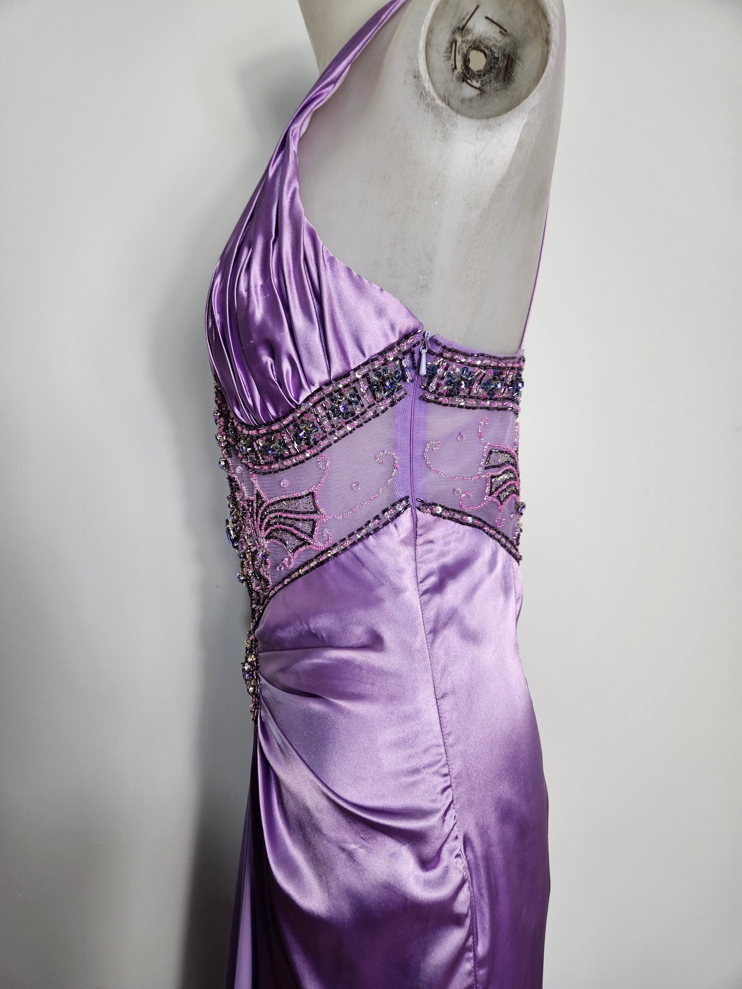 Robe satinée lila détails brodés