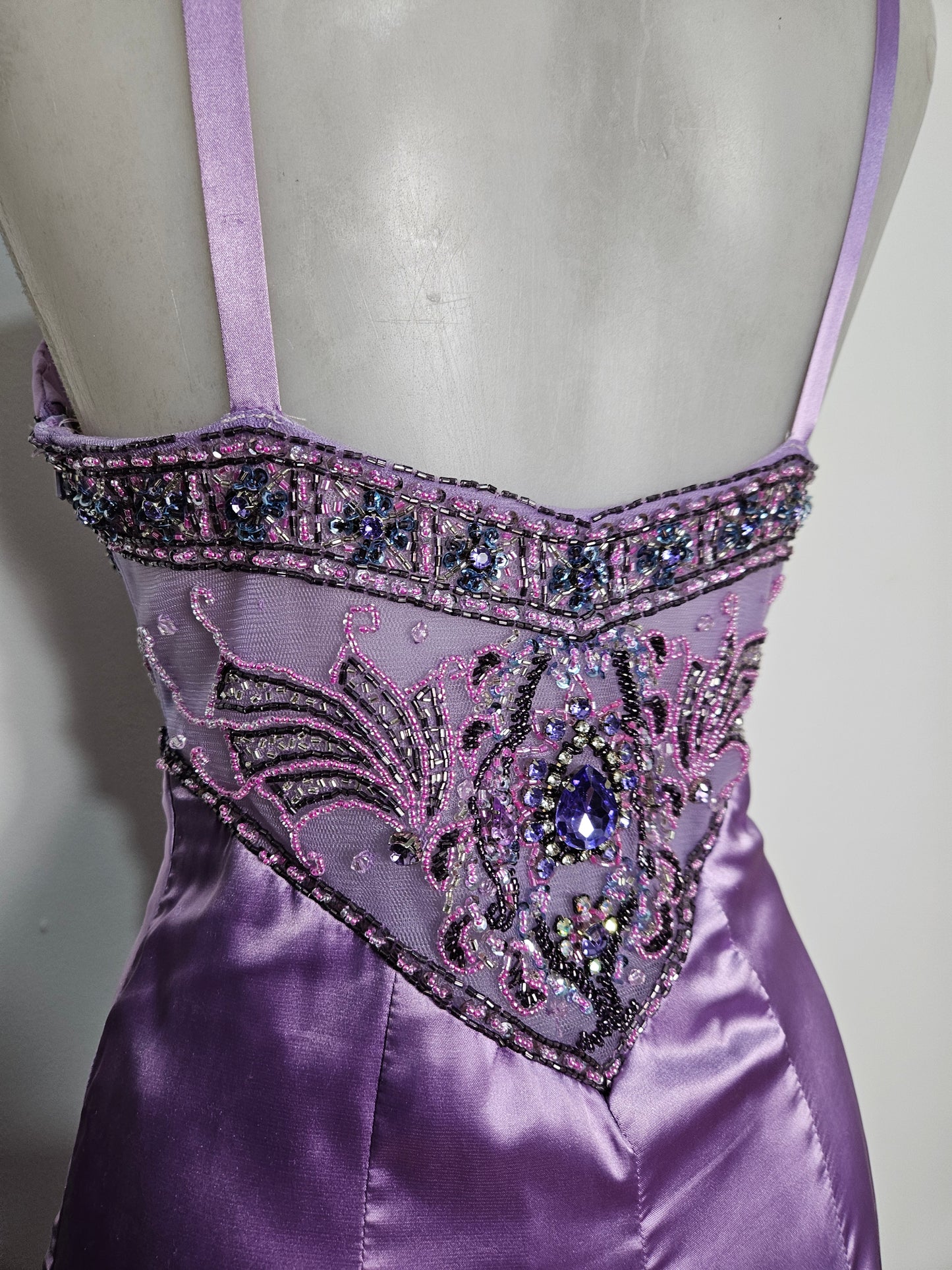 Robe satinée lila détails brodés