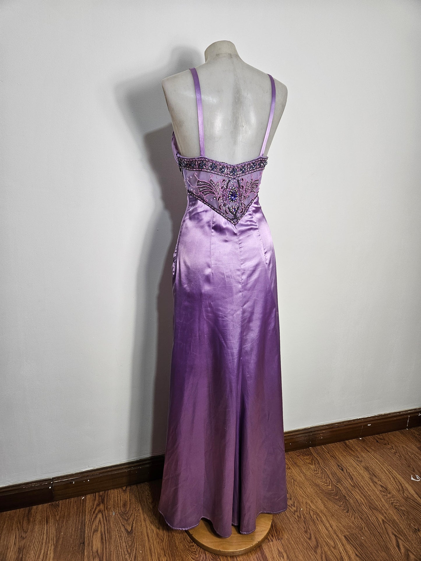 Robe satinée lila détails brodés