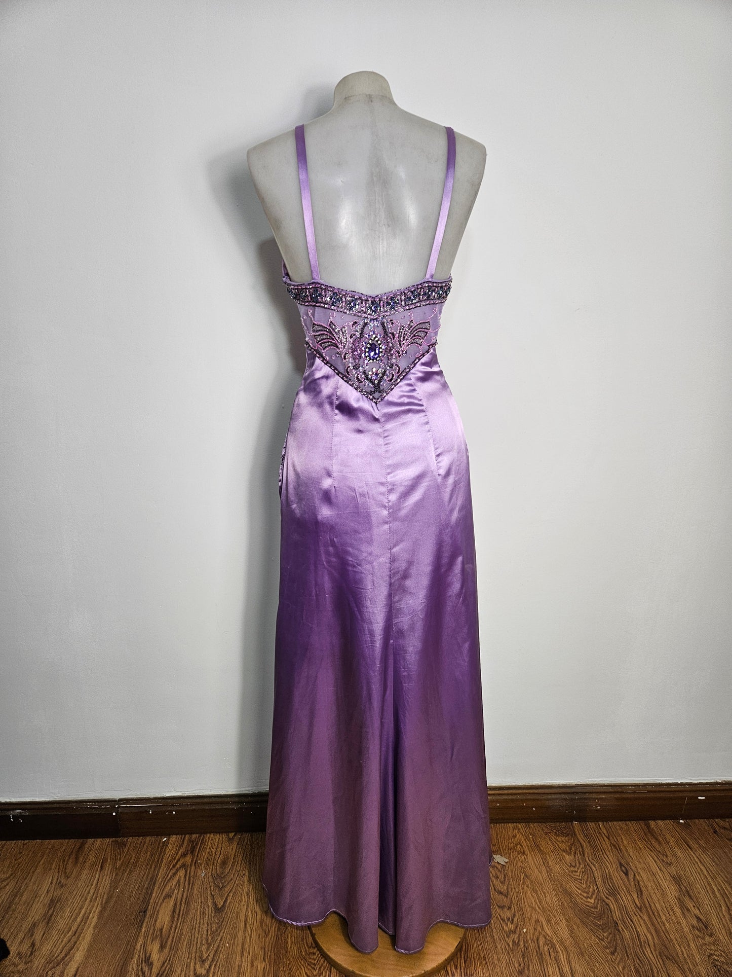 Robe satinée lila détails brodés