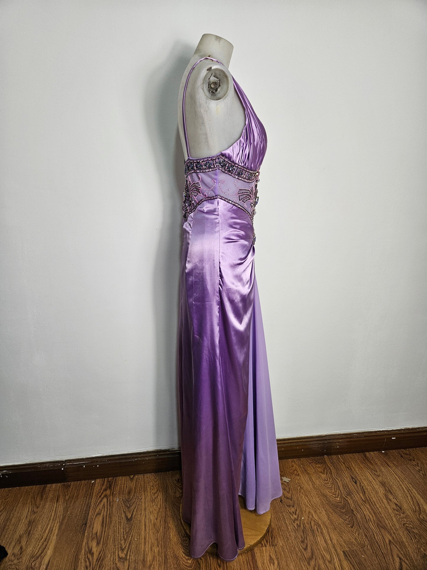 Robe satinée lila détails brodés