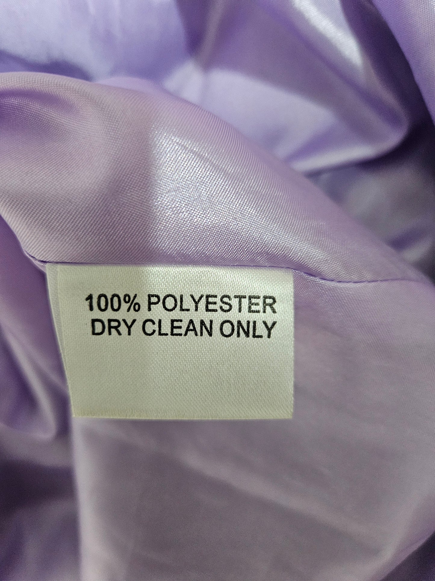 Robe satinée lila détails brodés