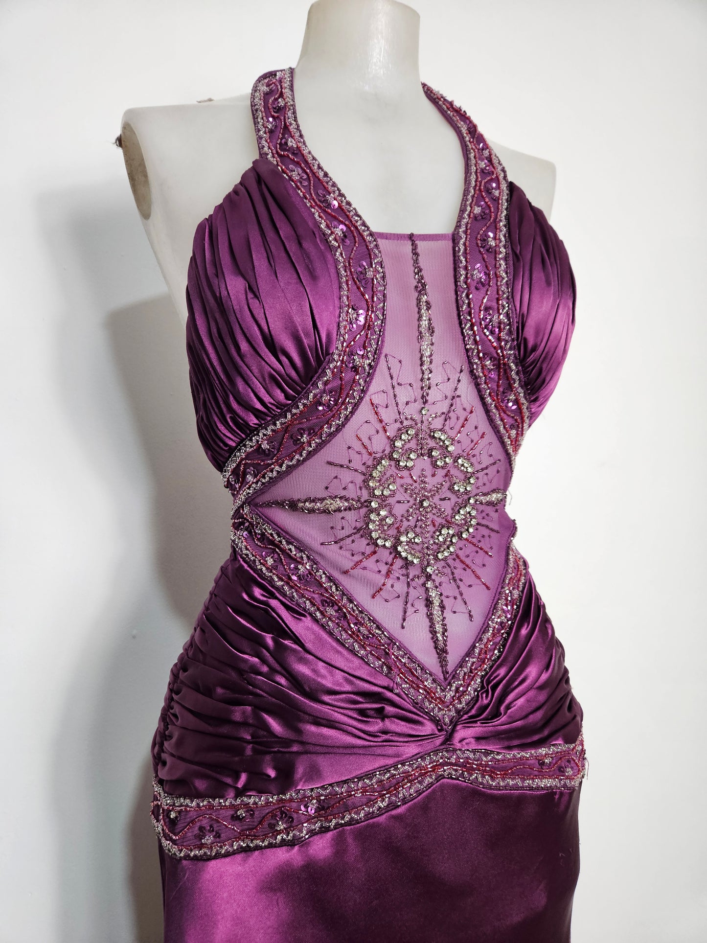 Robe satinée dos nu