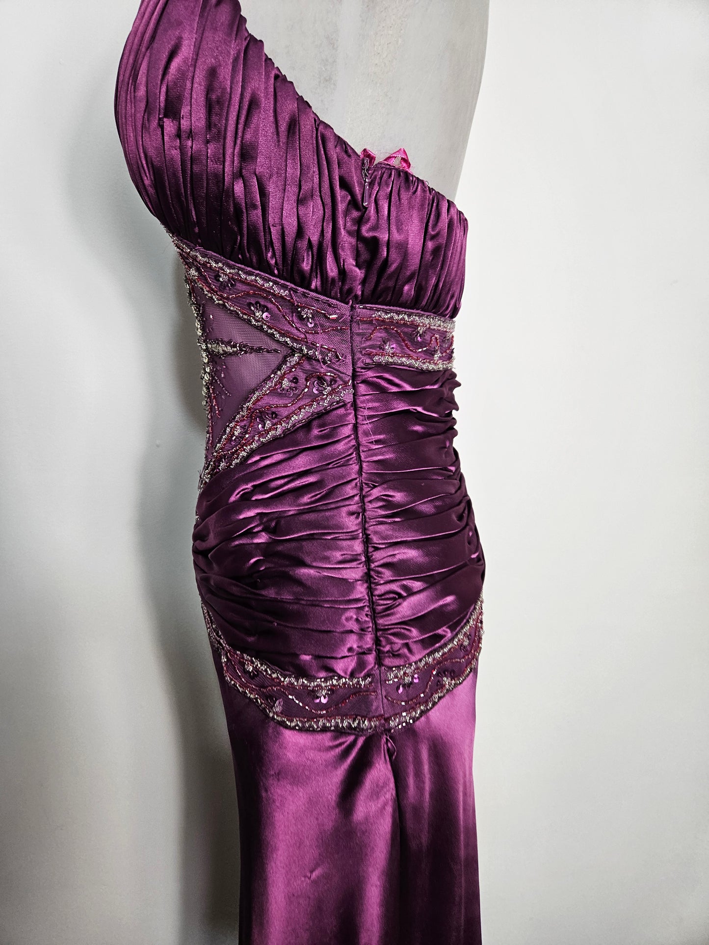 Robe satinée dos nu