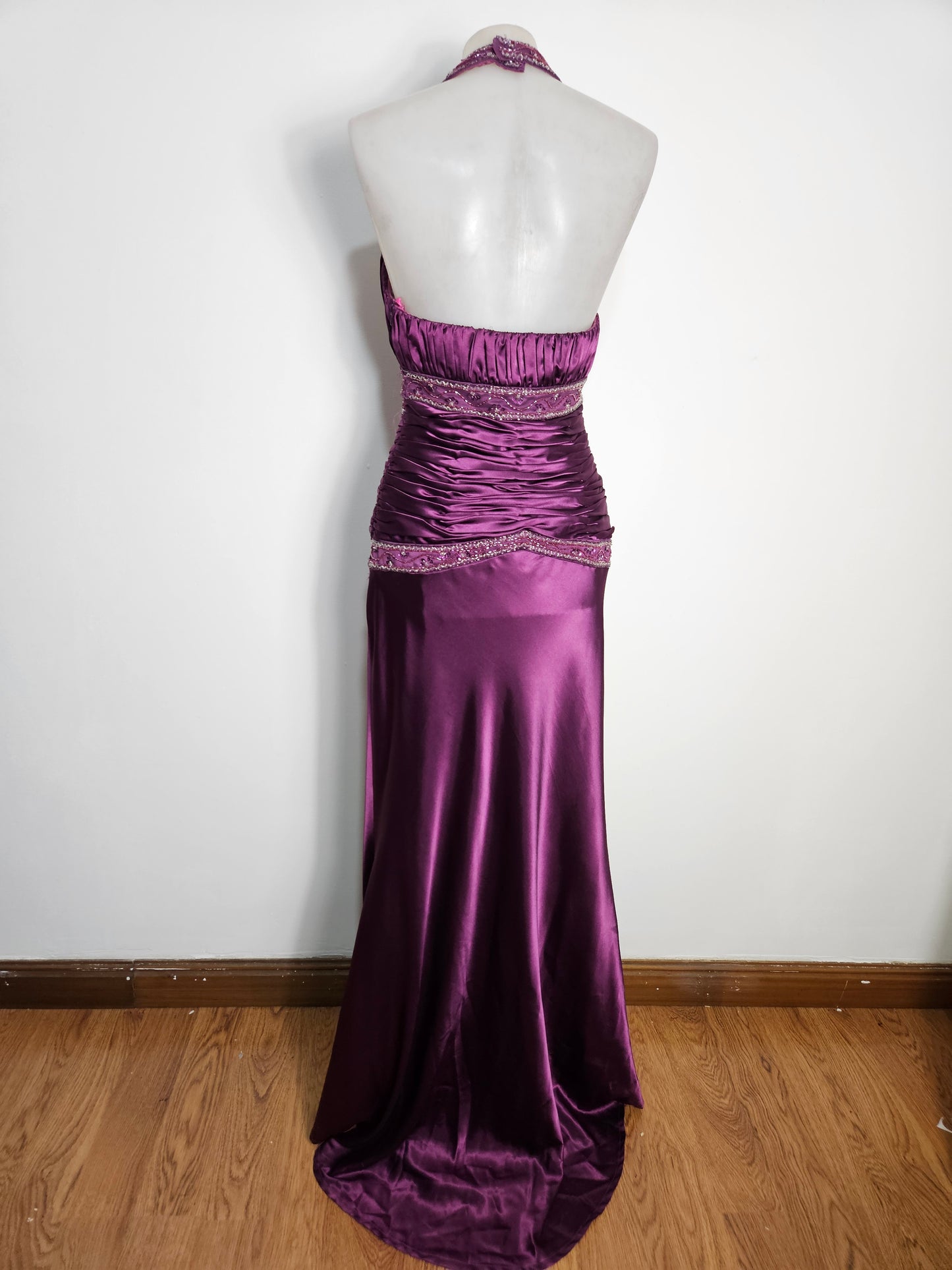 Robe satinée dos nu