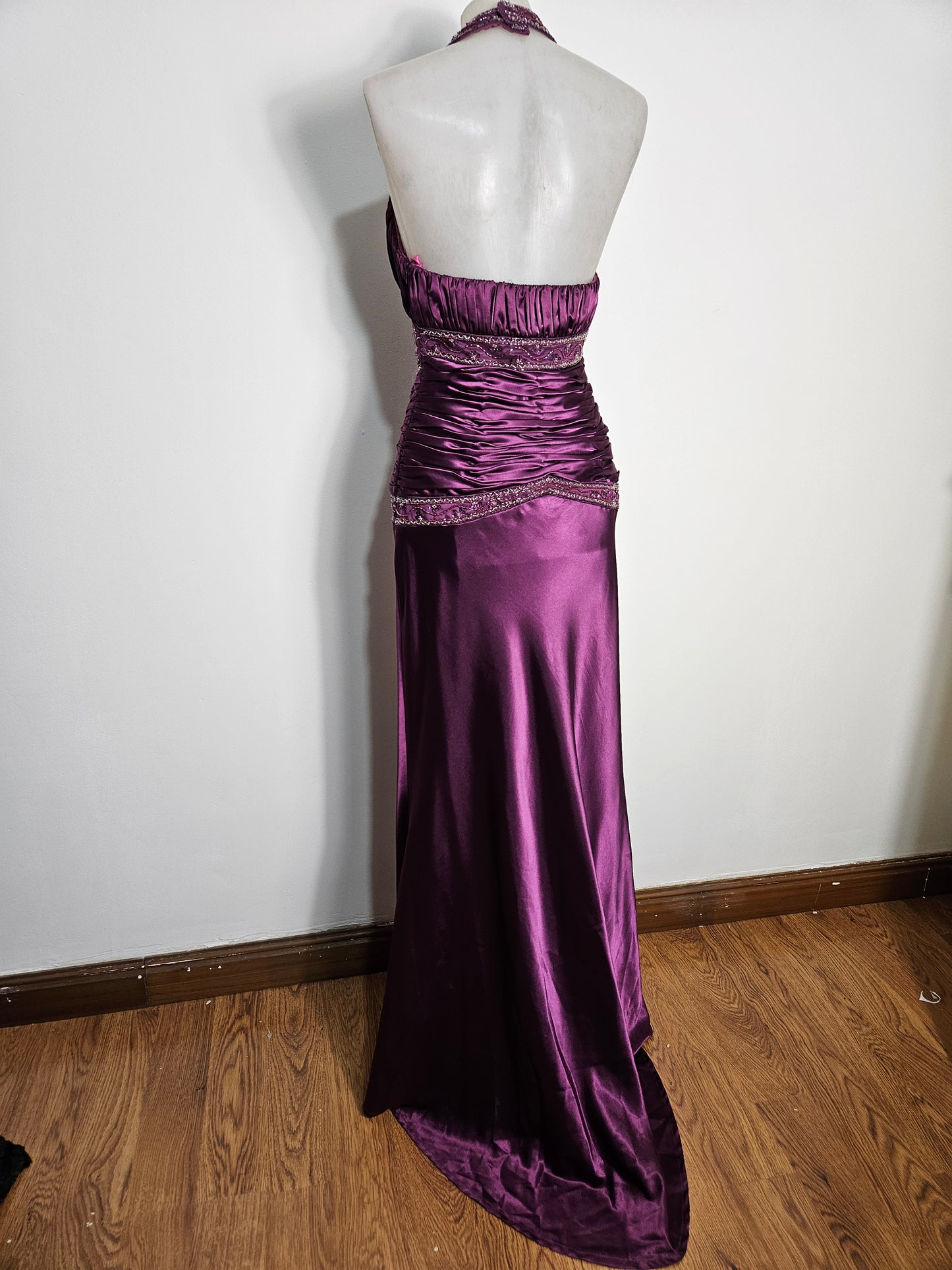 Robe satinée dos nu