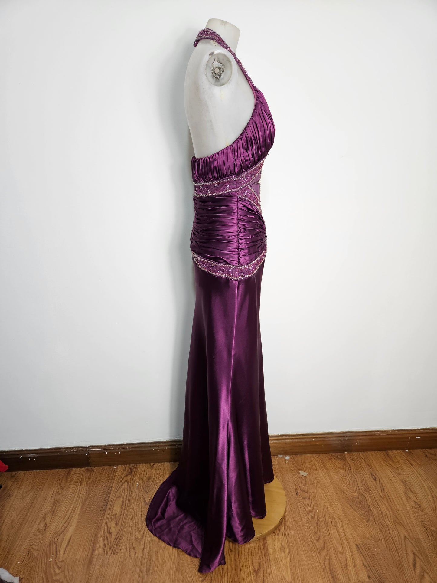 Robe satinée dos nu