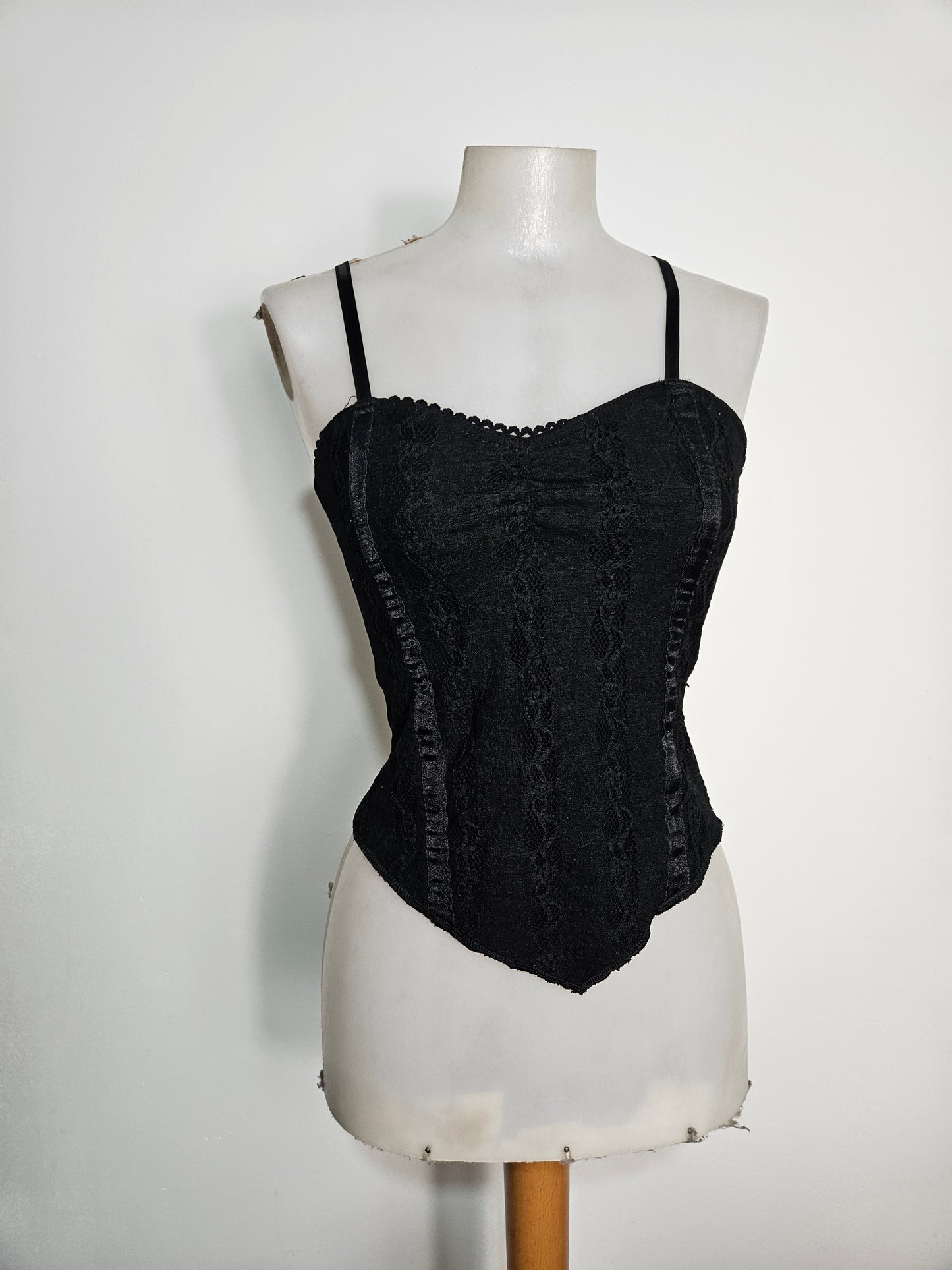 Haut noir détails dentelle