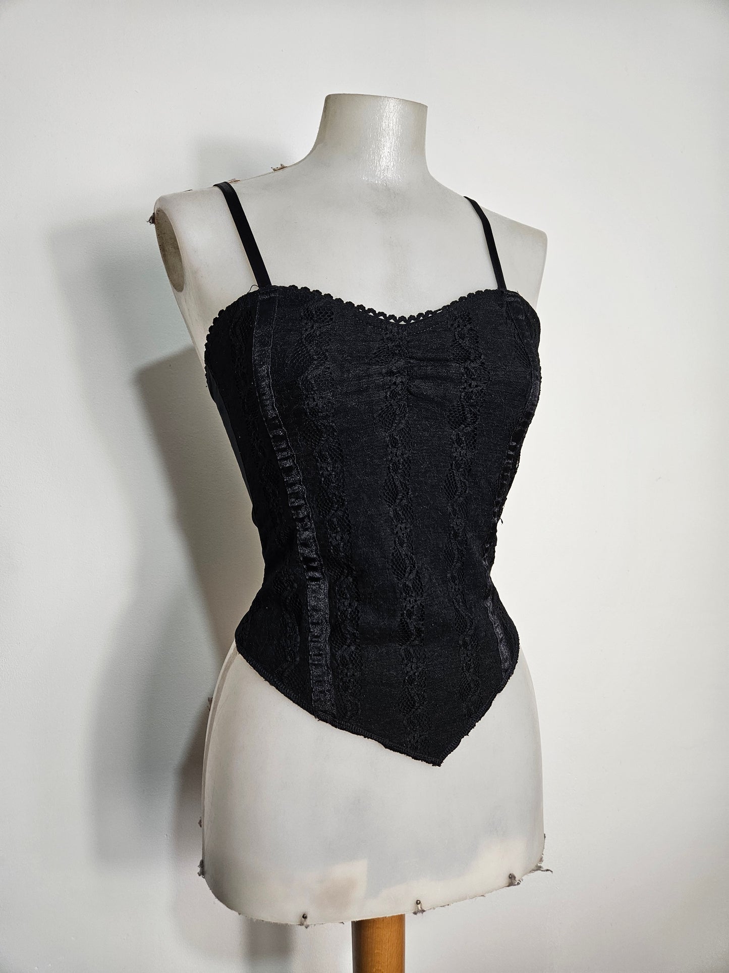Haut noir détails dentelle