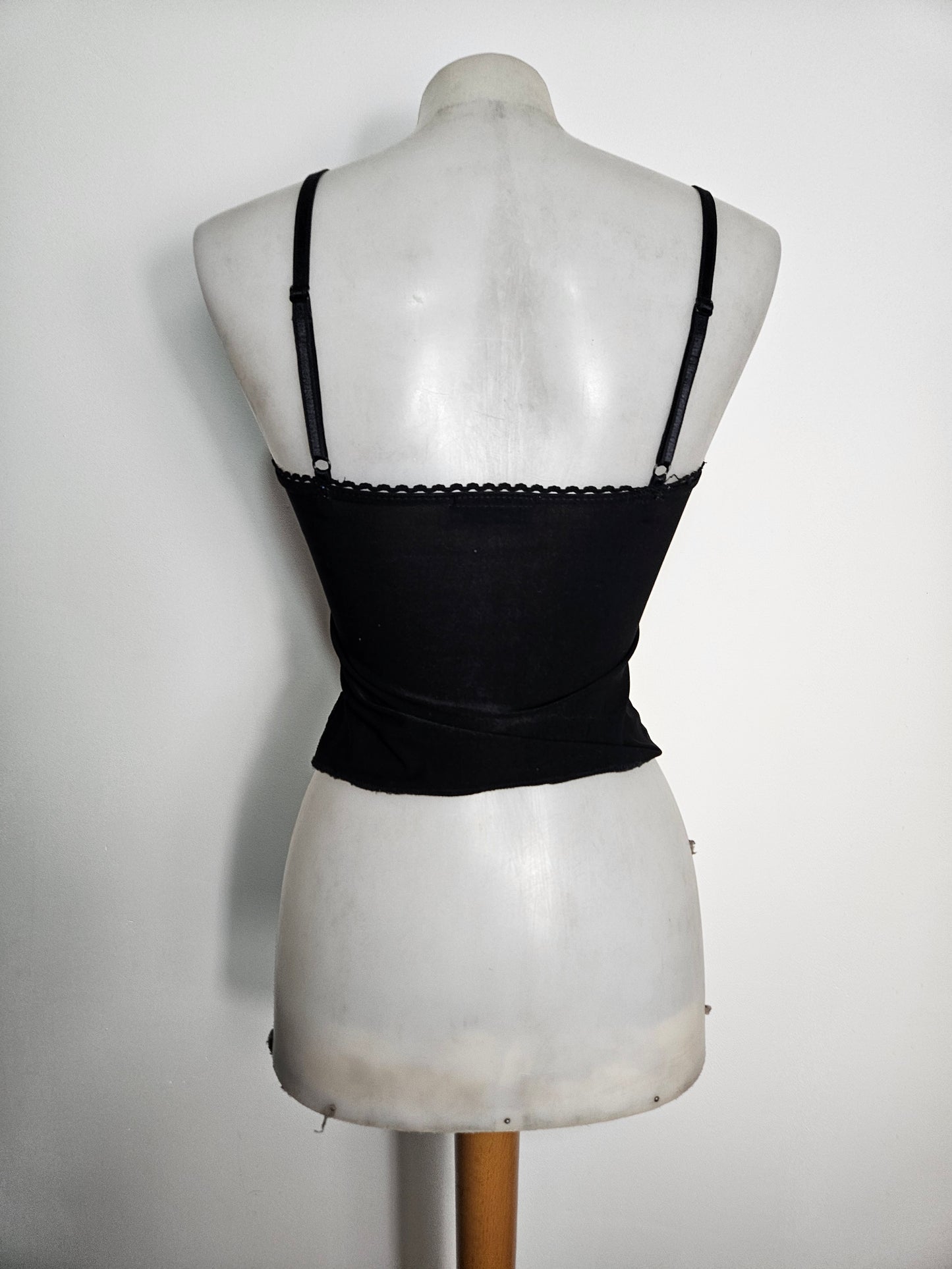 Haut noir détails dentelle