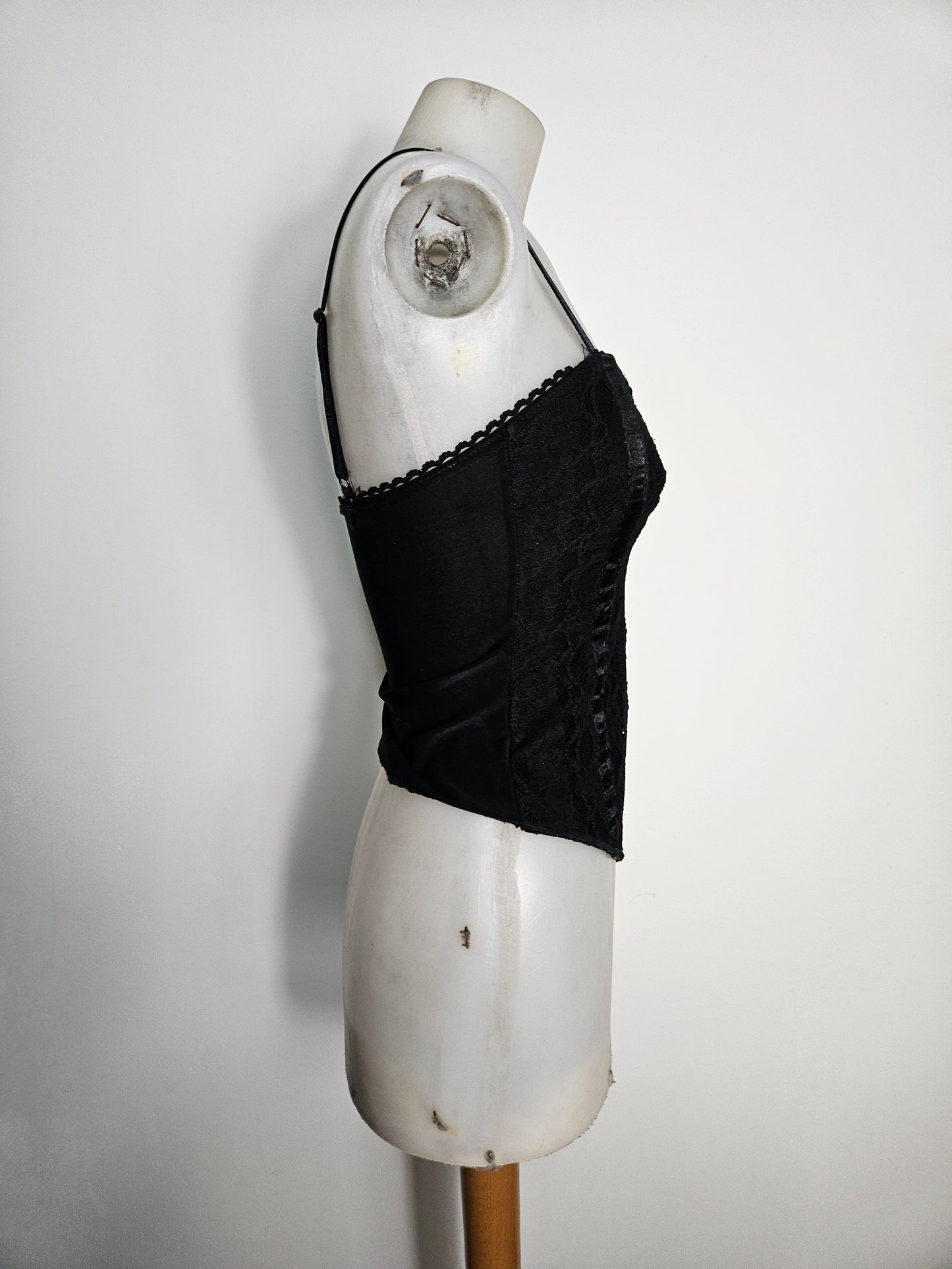 Haut noir détails dentelle