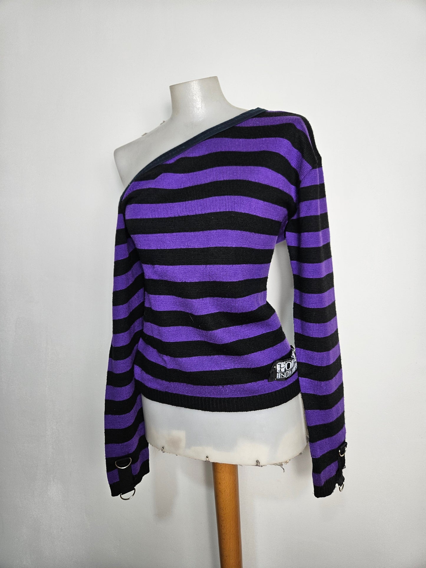 Pull rayé off shoulder violet et noir