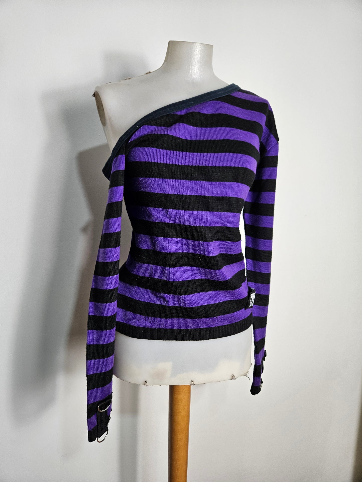 Pull rayé off shoulder violet et noir