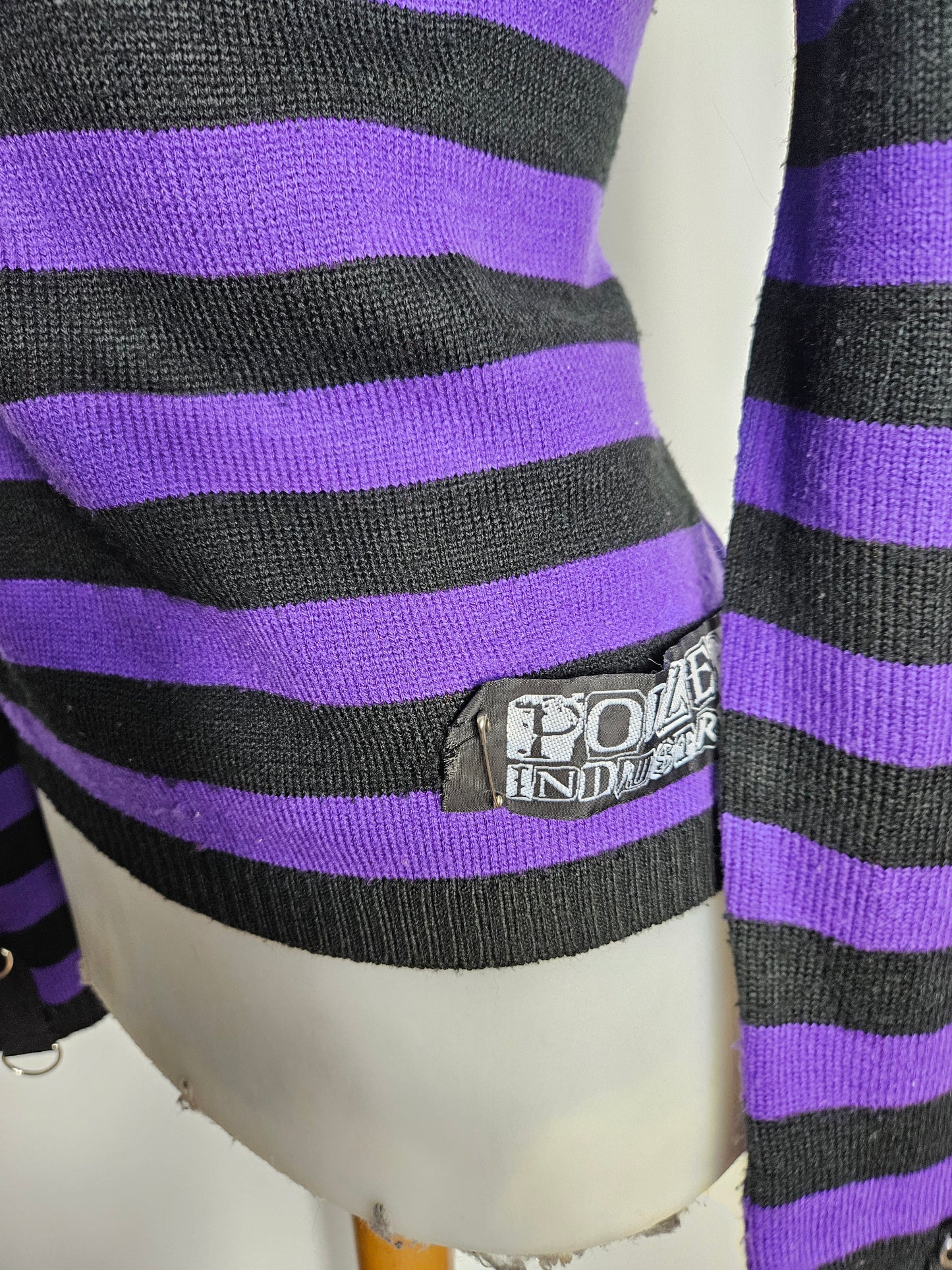 Pull rayé off shoulder violet et noir