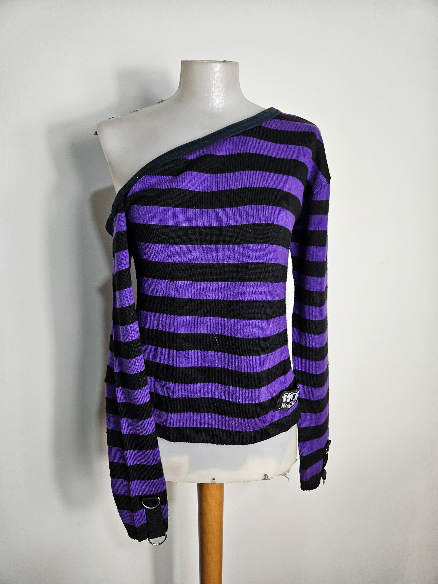 Pull rayé off shoulder violet et noir